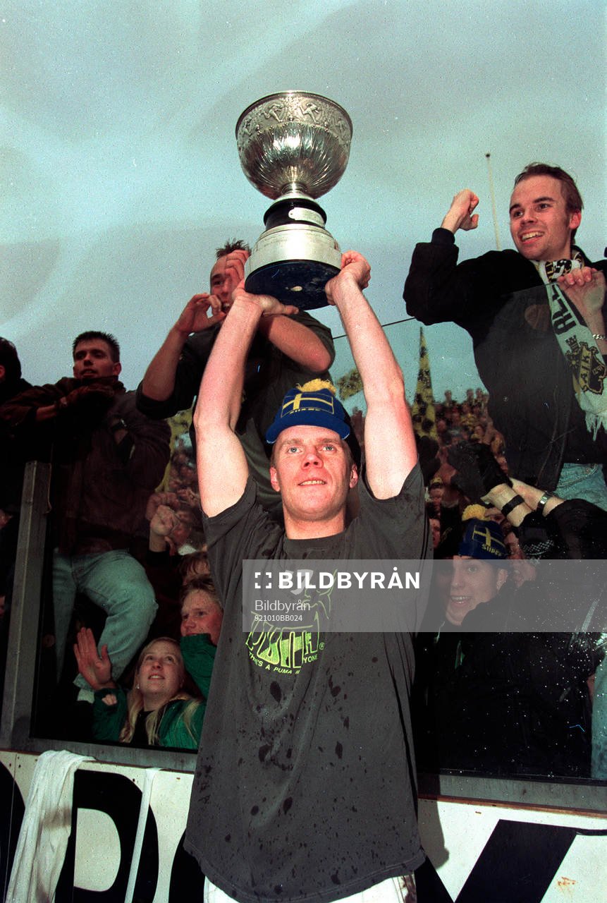 Björn Kindlund, AIK, höjer pokalen. Svenska Mästare,