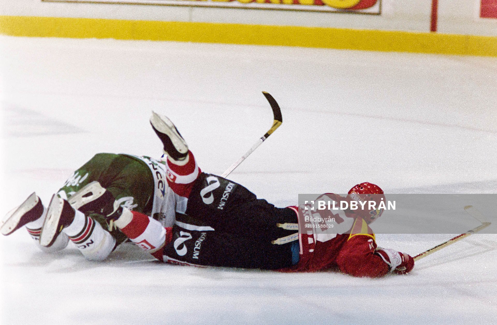 En brynässpelare över en röglespelare