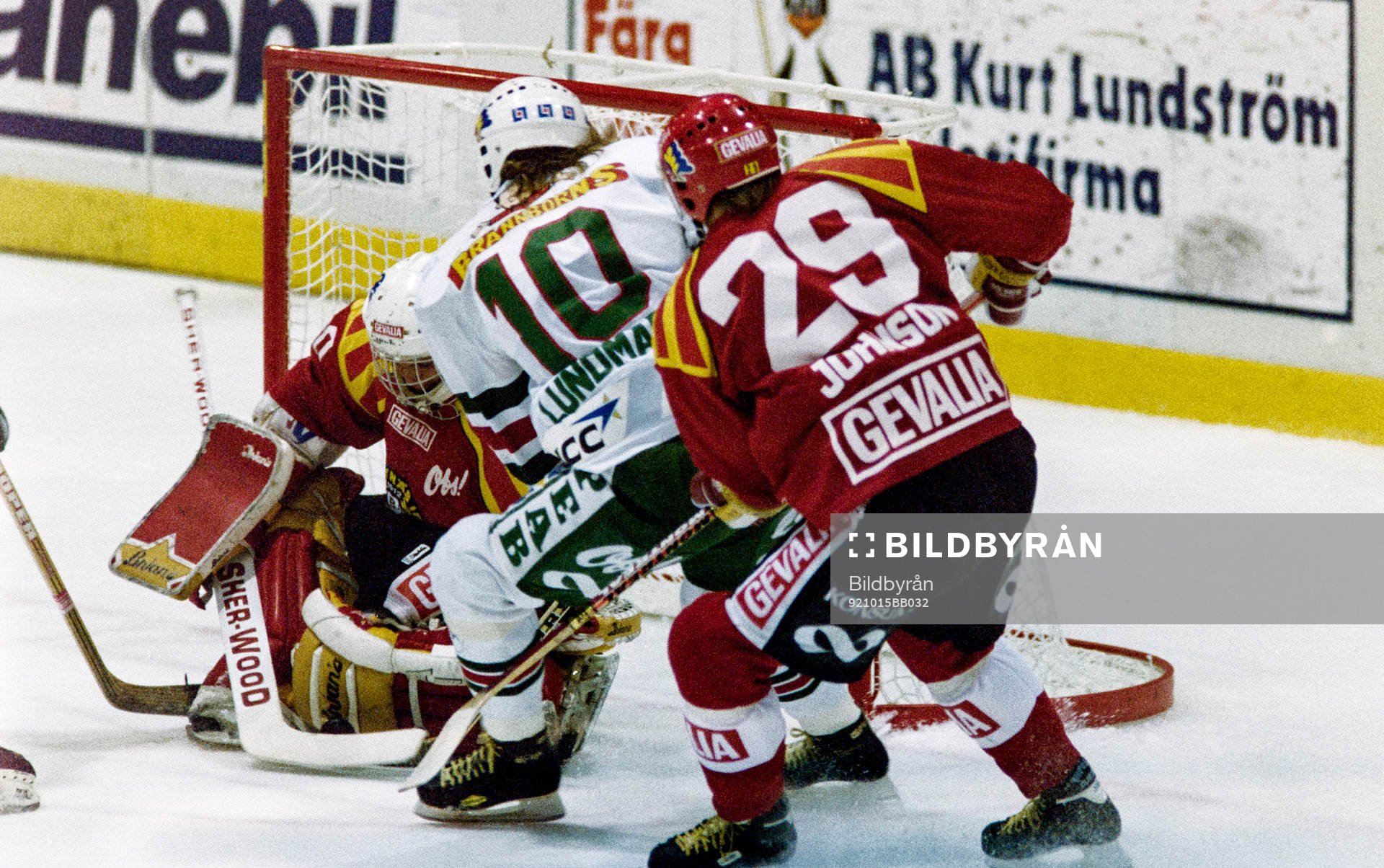Rögles Peter Lundmark framför brynäs målvakt Michael