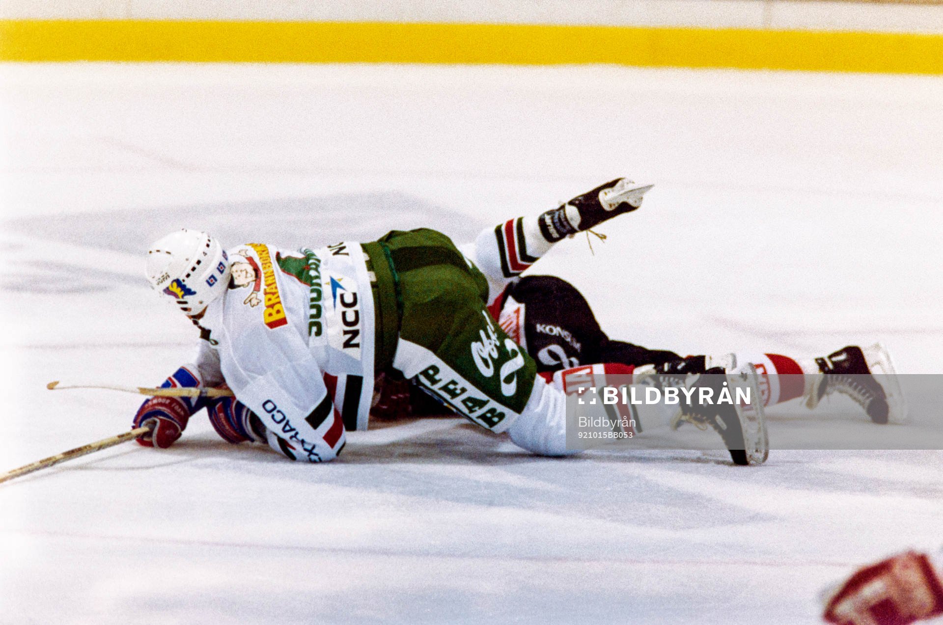 En röglespelare har hamnat över en brynässpelare
