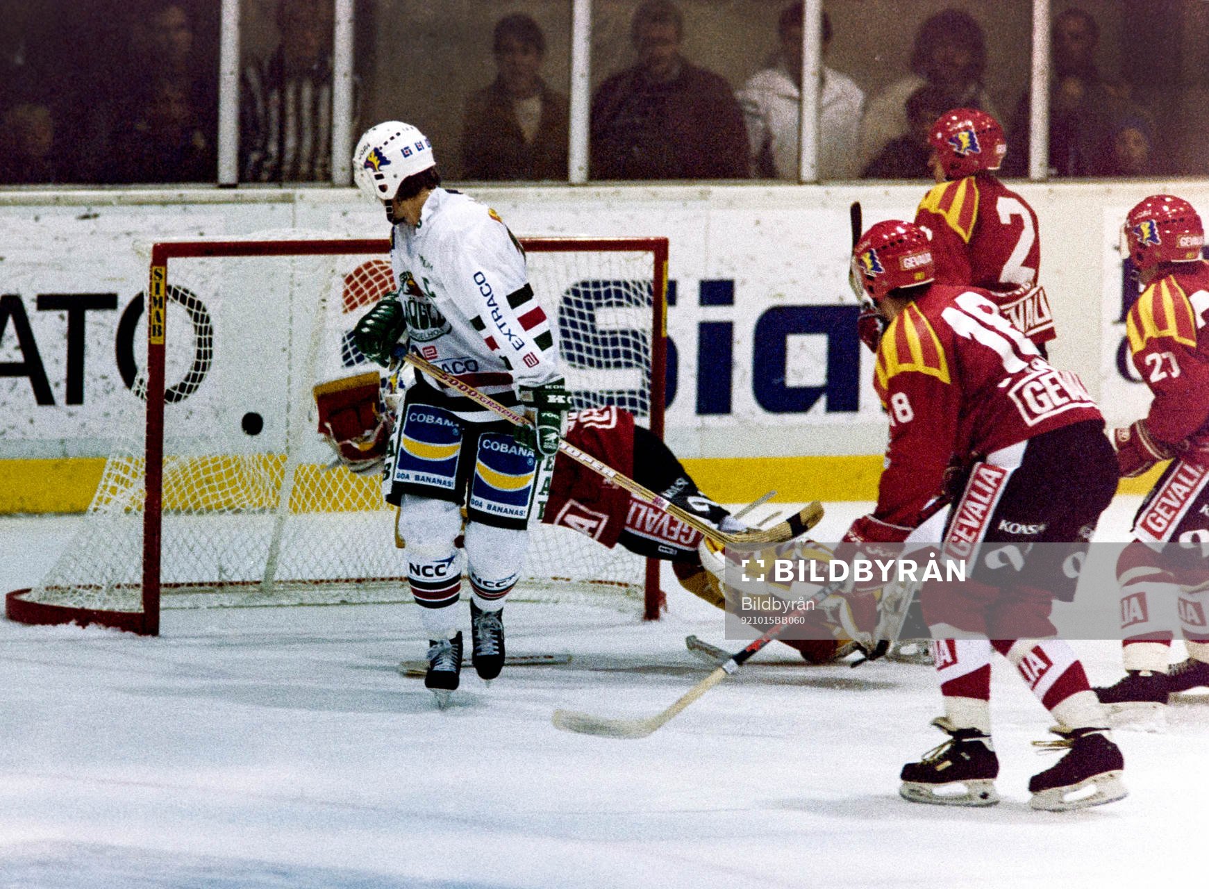 Pucken på väg in bakom brynäs målvakt Michael Sundlöv