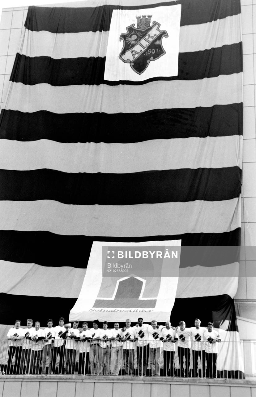 AIK:s spelartrupp firar SM-guldet utanför Solnabostäder
