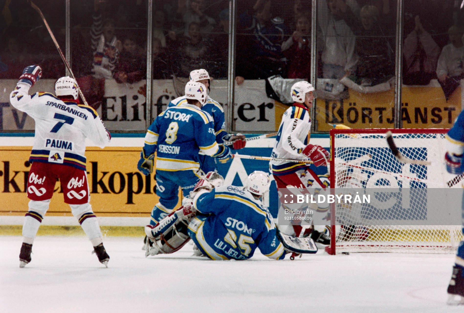 Pucken i mål bakom leksands målvakt Åke Lilljebjörn