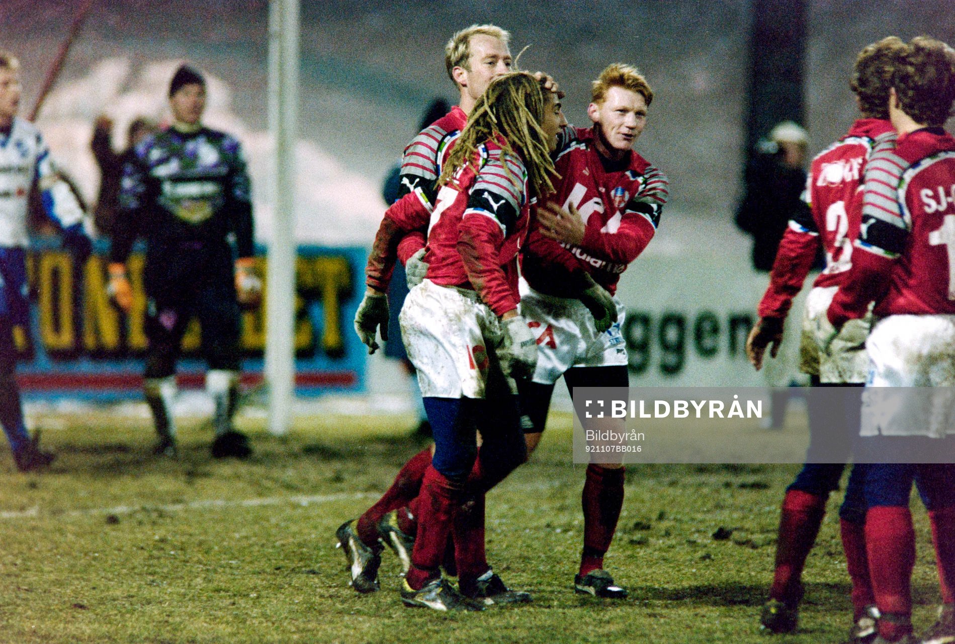 Fotboll, Kval till Allsvenskan, IFK Sundsvall - Helsingborg, 1-6: Mats Magnusson, Henrik Larsson och Urban Stoltz, Helsingborg jublar efter mål.