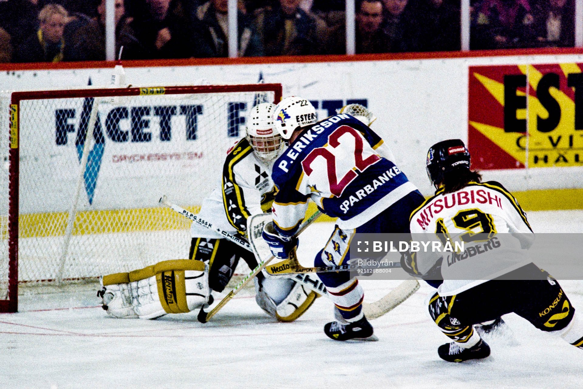 Peter Eriksson, HV71 framför Rolf Ridderwall, målvakt i