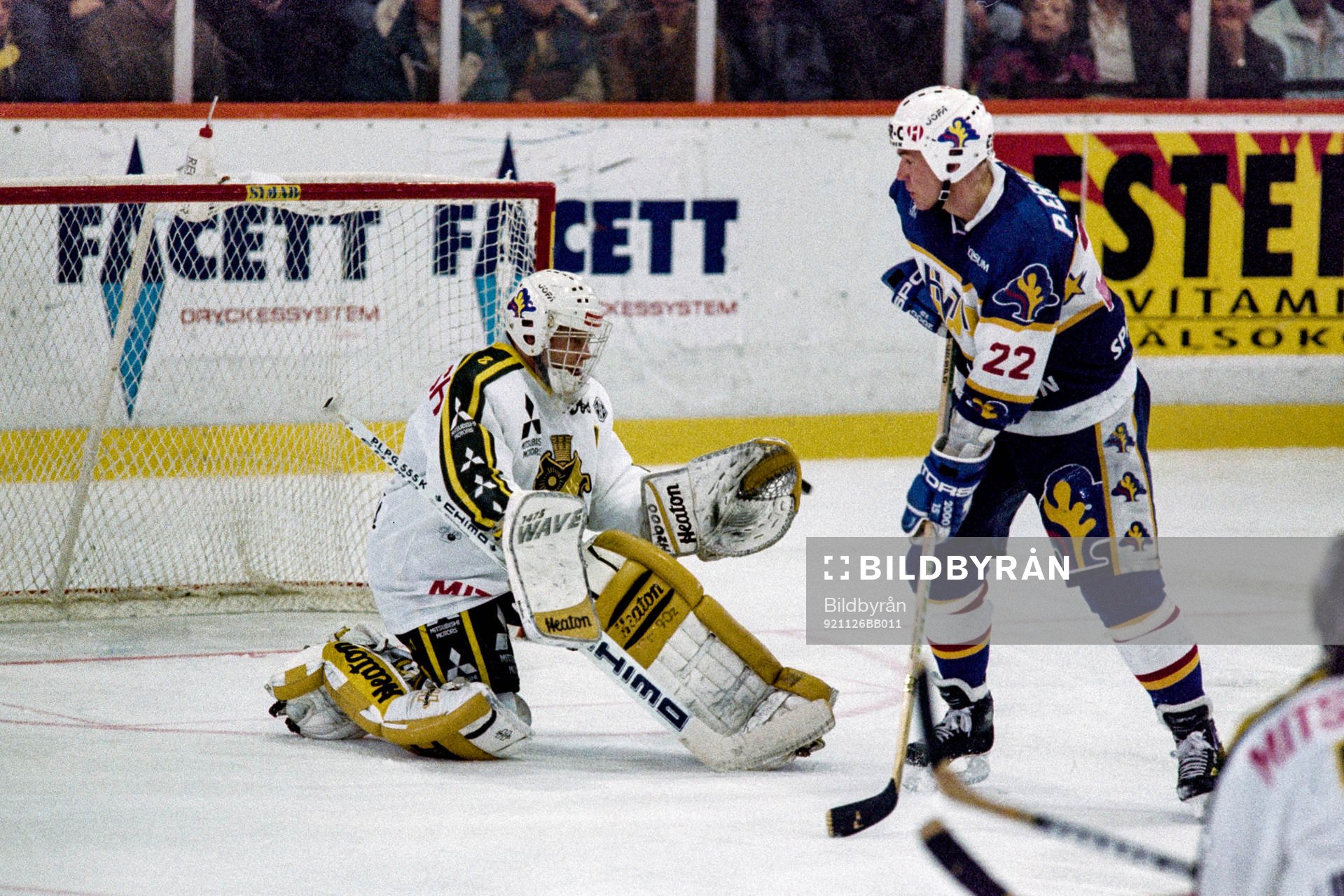 Peter Eriksson, HV71 framför Rolf Ridderwall, målvakt i