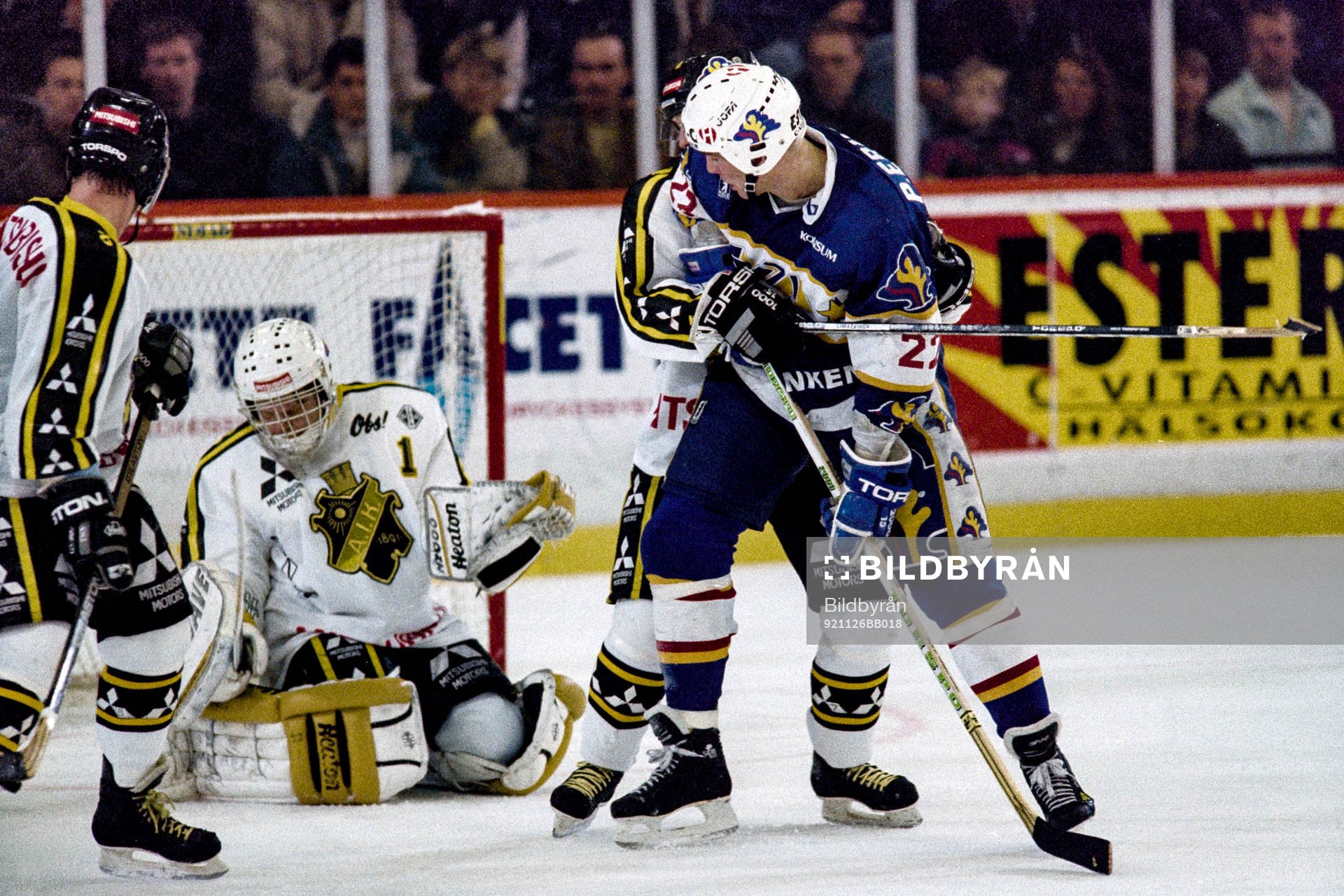 Peter Eriksson, HV71 framför Rolf Ridderwall, målvakt i