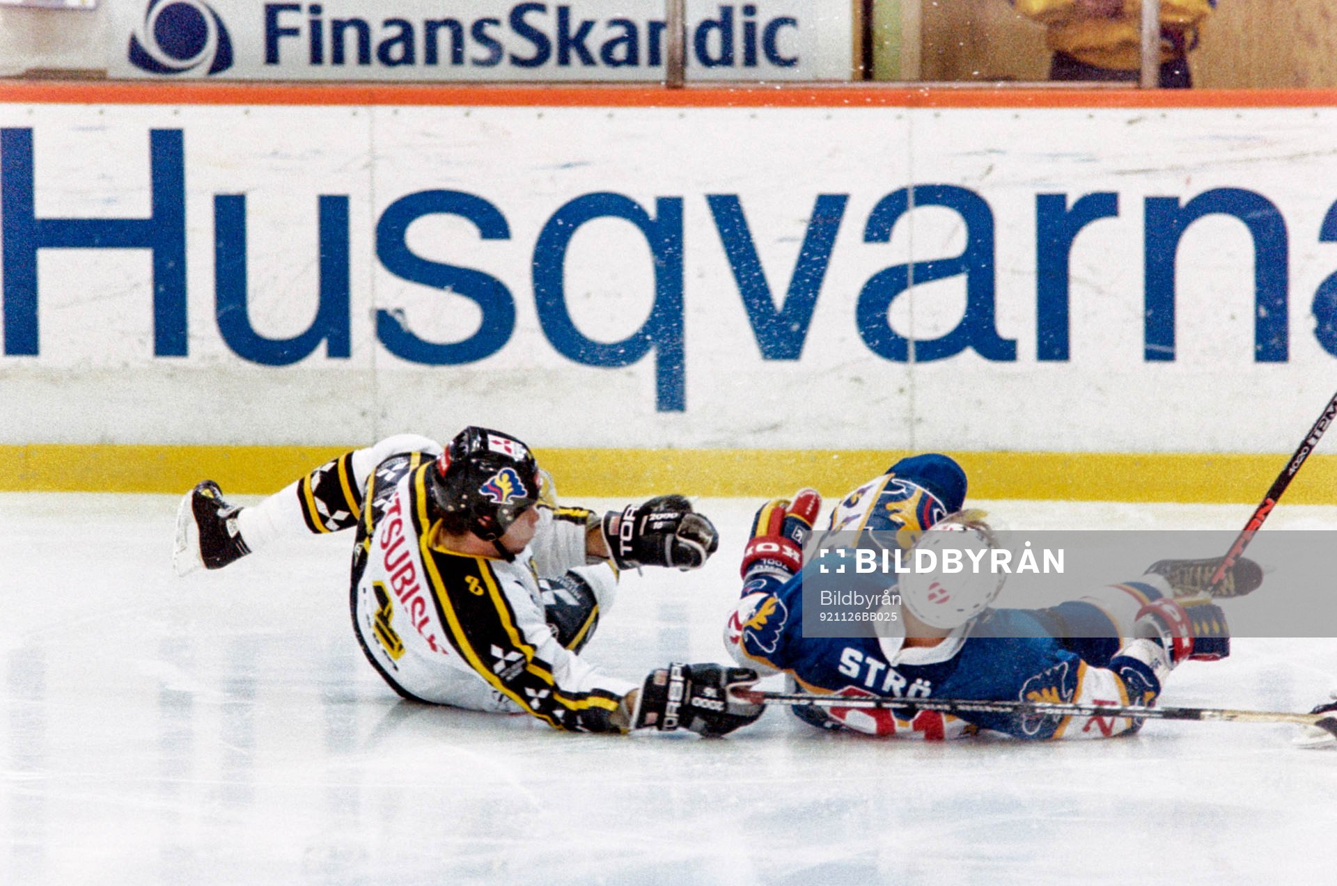 Dennis Ström, HV71 blir neddragen av en aik spelare