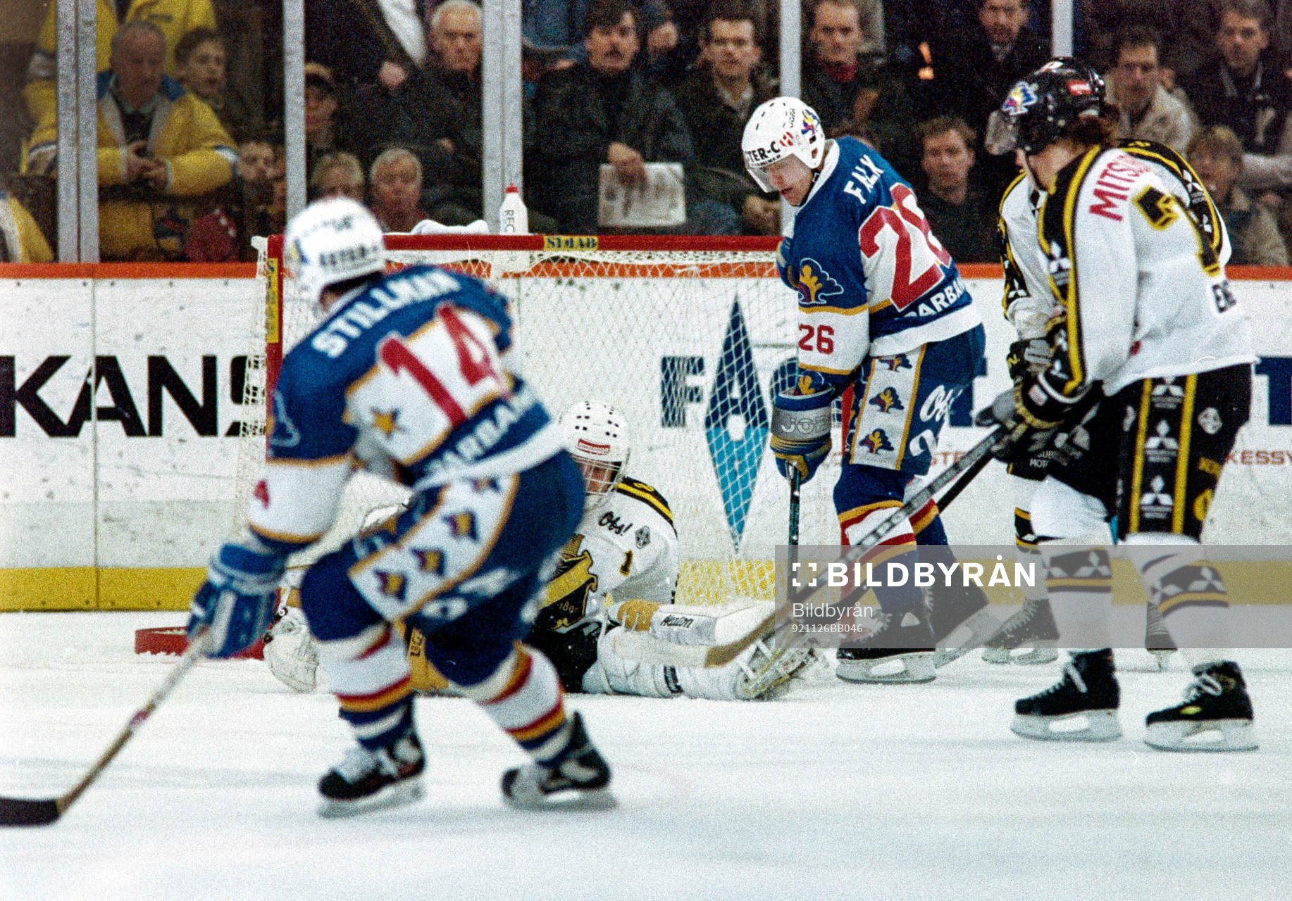 Stefan Falk, HV71 framför Rolf Ridderwall, målvakt i AIK