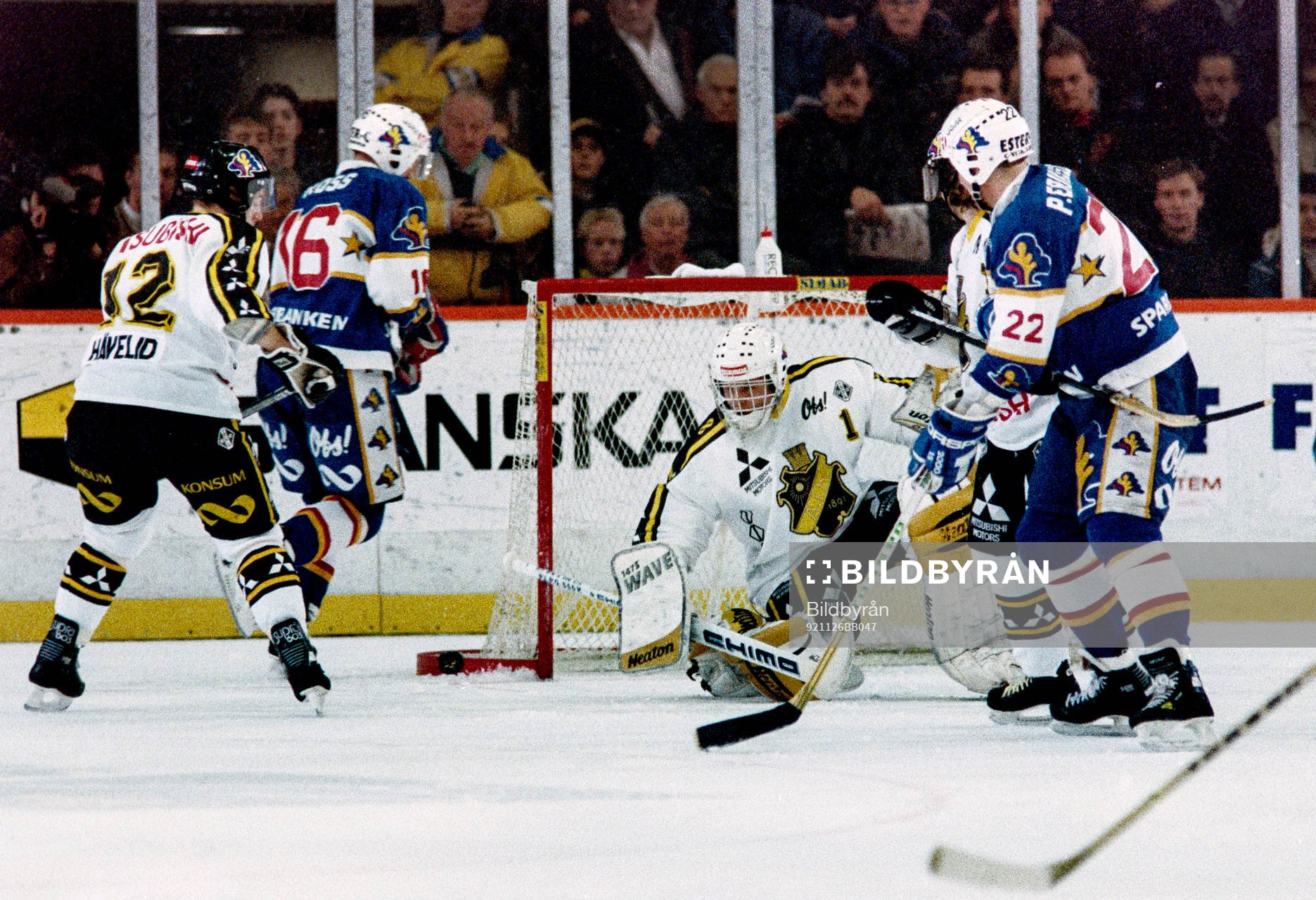 Peter Eriksson, HV71 framför Rolf Ridderwall, målvakt i