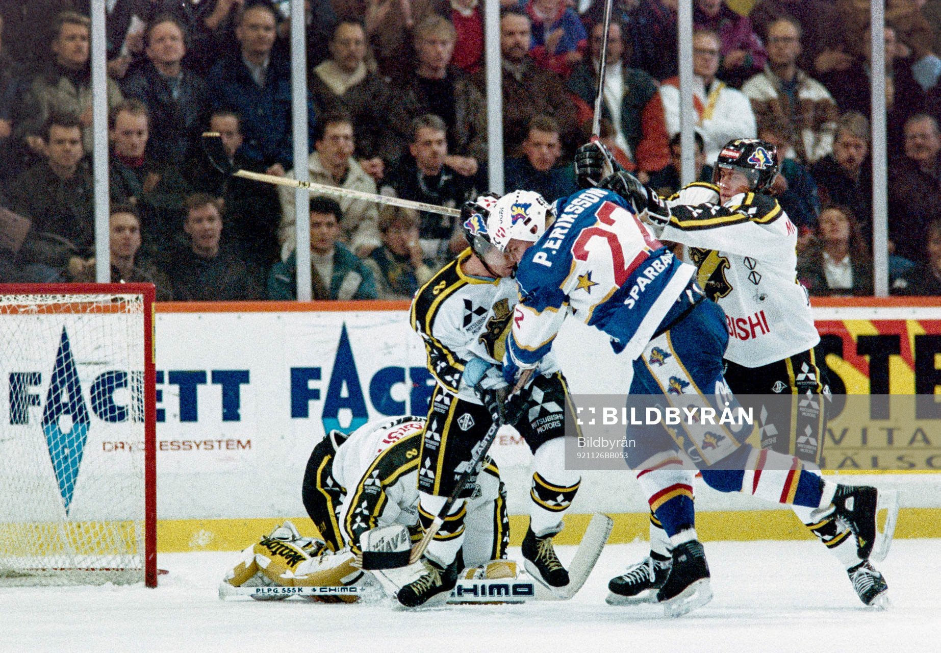 Peter Eriksson, HV71 framför Rolf Ridderwall, målvakt i