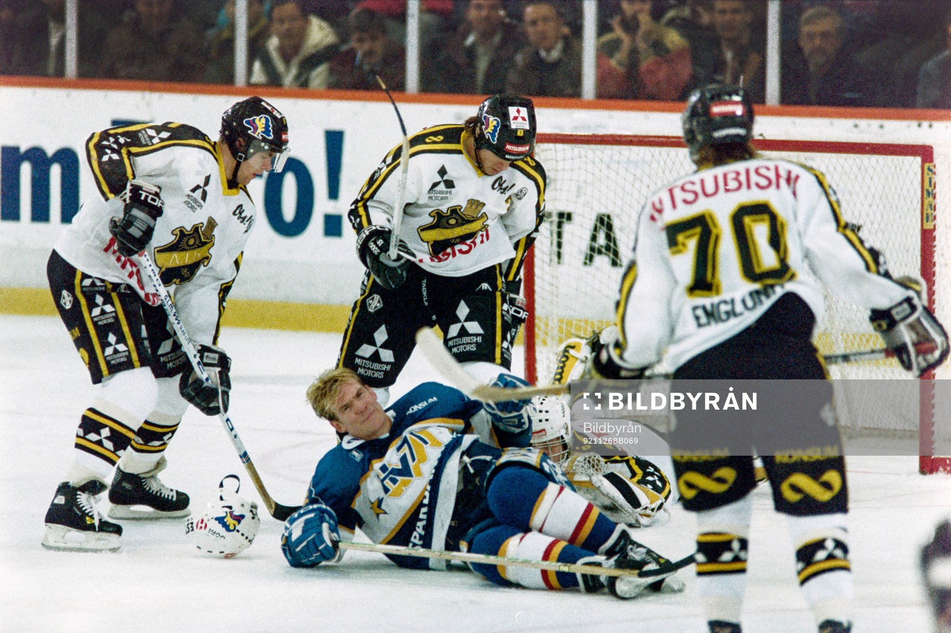 Peter Eriksson, HV71 dras omkull framför Rolf Ridderwall,
