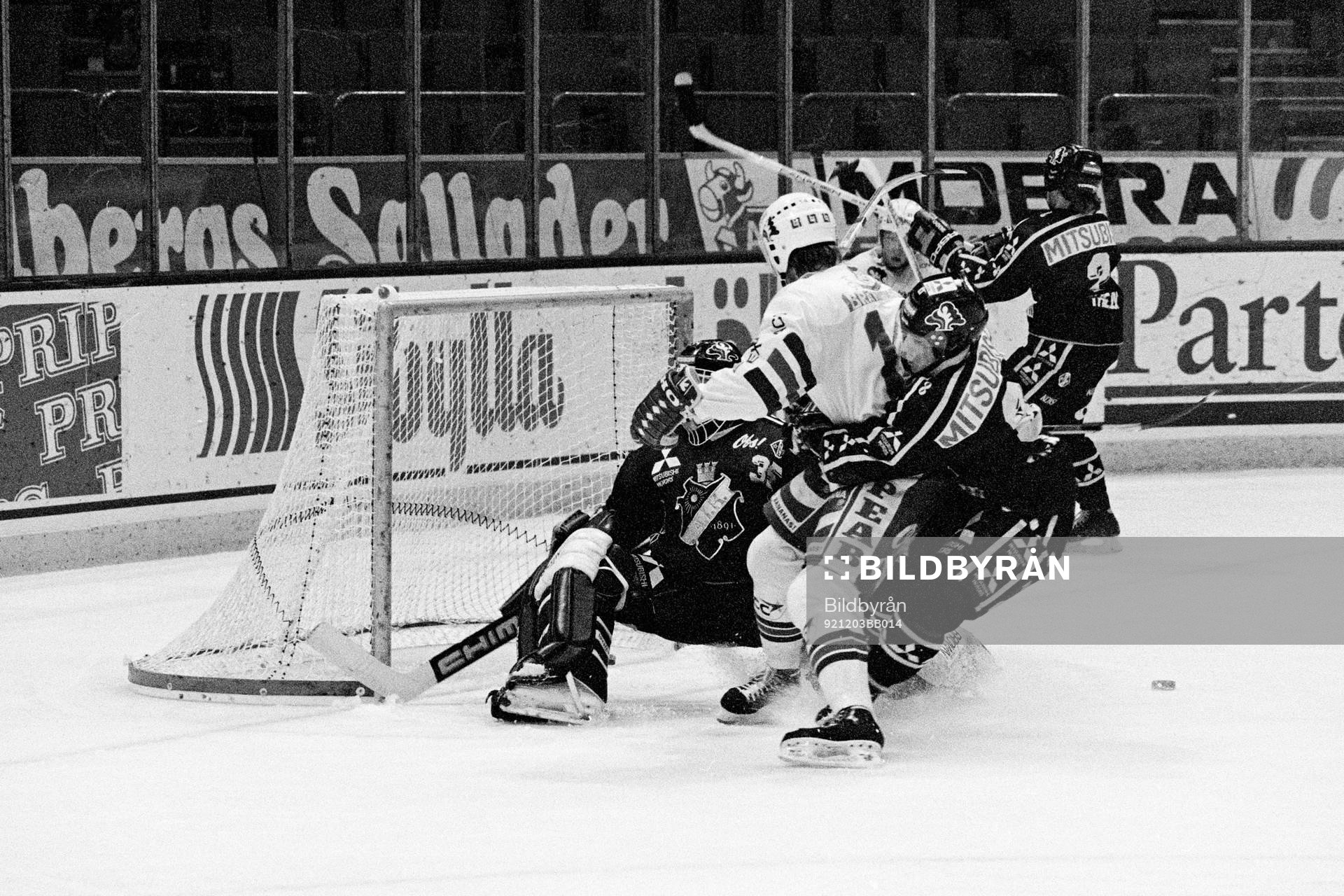Kamp framför Sam Lindståhl, målvakt I AIK