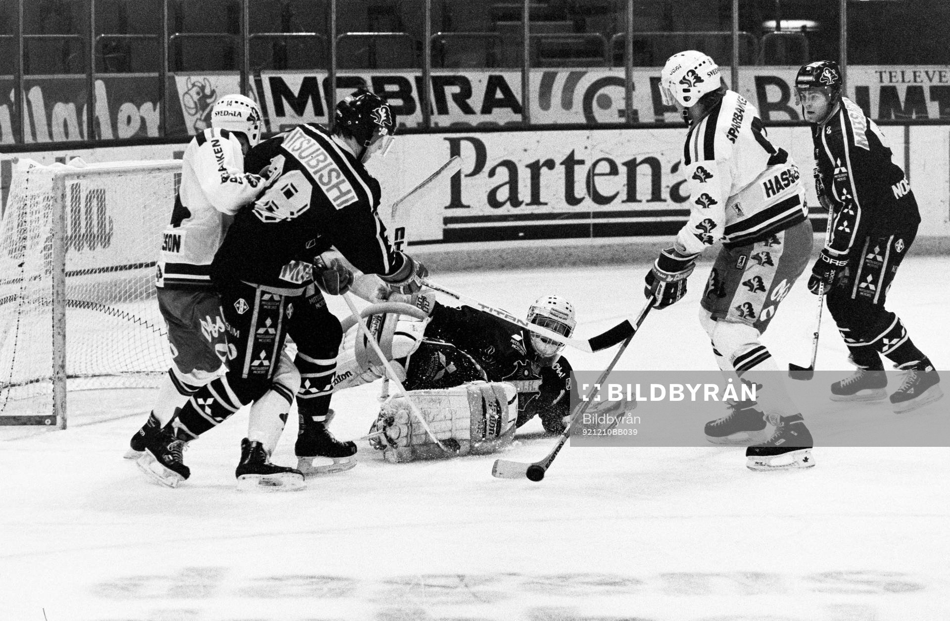 Peter Haddelblad framför Rolf Ridderwall, målvakt i AIK