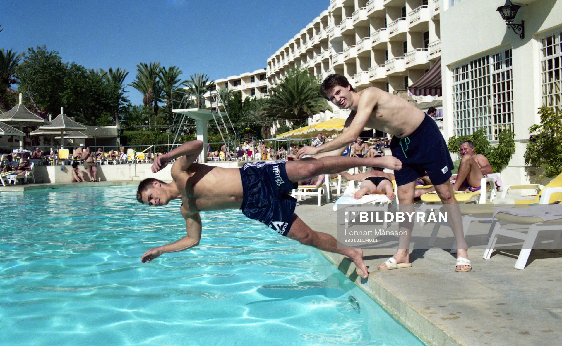 Peter Eriksson puttar i Patrik Bengtsson i  poolen