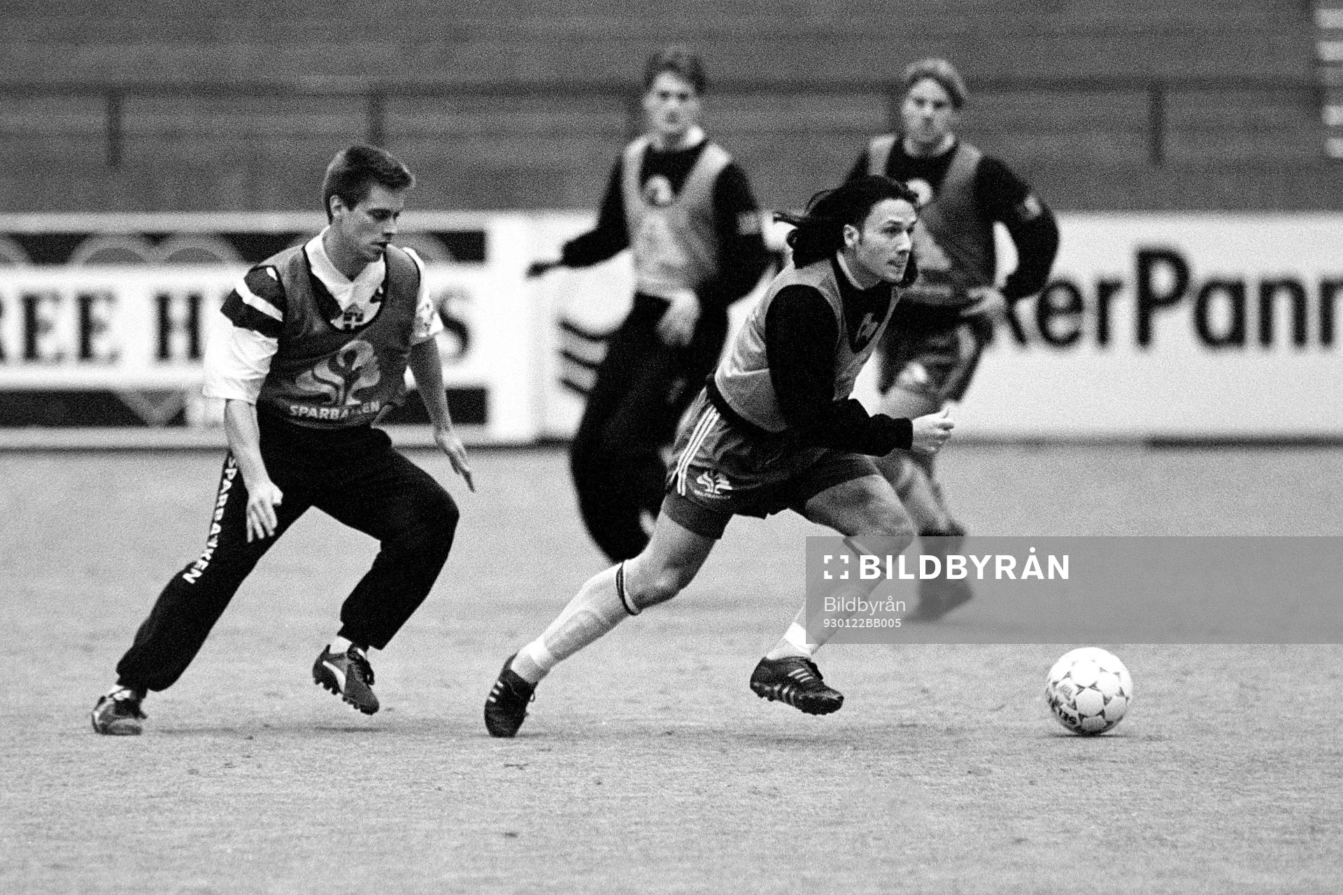 Per Blohm med bollen med Jan Jansson i ryggen