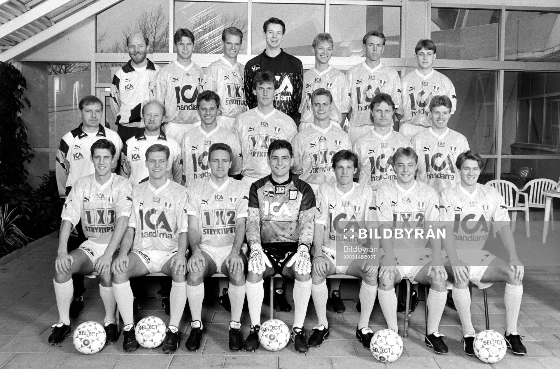 Fotboll, Allsvenskan, Malmö FF, Förhands: Bakre raden fr. v Thomas Sjöberg, tränare, Patrick Andersson, Patrik Olsson, Carsten Olausson, målvakt, Jörgen Ohlsson, Andrée Jeglertz och Mika Nurmela. Mellersta raden fr. v Viggo Jensen, manager, Roland Nilsson, sjukgymnast, Jonas Axeldal, Peter Hillgren, Fredrik Dahlström, Erkka Petäjä och Henrik Nilsson. Främre raden fr. v Peter Jönsson, Niclas Nylén, Torbjörn Persson, Jonnie Fedel, målvakt, Jens Fjellström, Anders Andersson och Stefan Alvén.
