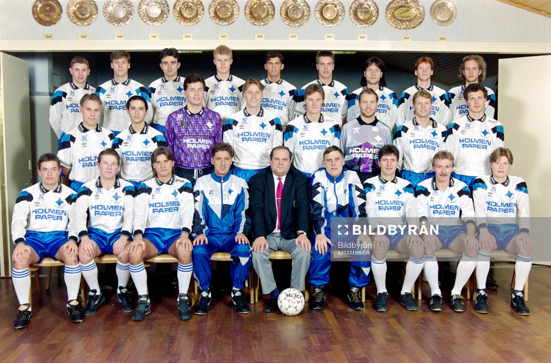 Fotboll, Allsvenskan, IFK Norrköping, förhands: Bakre raden fr. v Mikael Hansson, Jevgenij Kuznetsov, Slobodan Marovic, Erik Norrby, Mikael Cupan, Jan Jansson, Per Blohm, Magnus Samuelsson och Niclas Kindvall. Mellersta raden fr. v Donny Sundell, Martin Öhr, Jonas Jerléus, målvakt, Kennet Andersson, Peter Lönn, Lars Eriksson, målvakt, Patrik Andersson och Jonas Lind. Främre raden fr. v Mikael Blomberg, Mikael Darago, Jonny Rödlund, Sören Cratz, tränare, Tommy Wisell, klubbdirektör, Thomas Nordahl, ass. tränare, Sulo Vaattovaara, Jan Hellström och Göran Bergort.