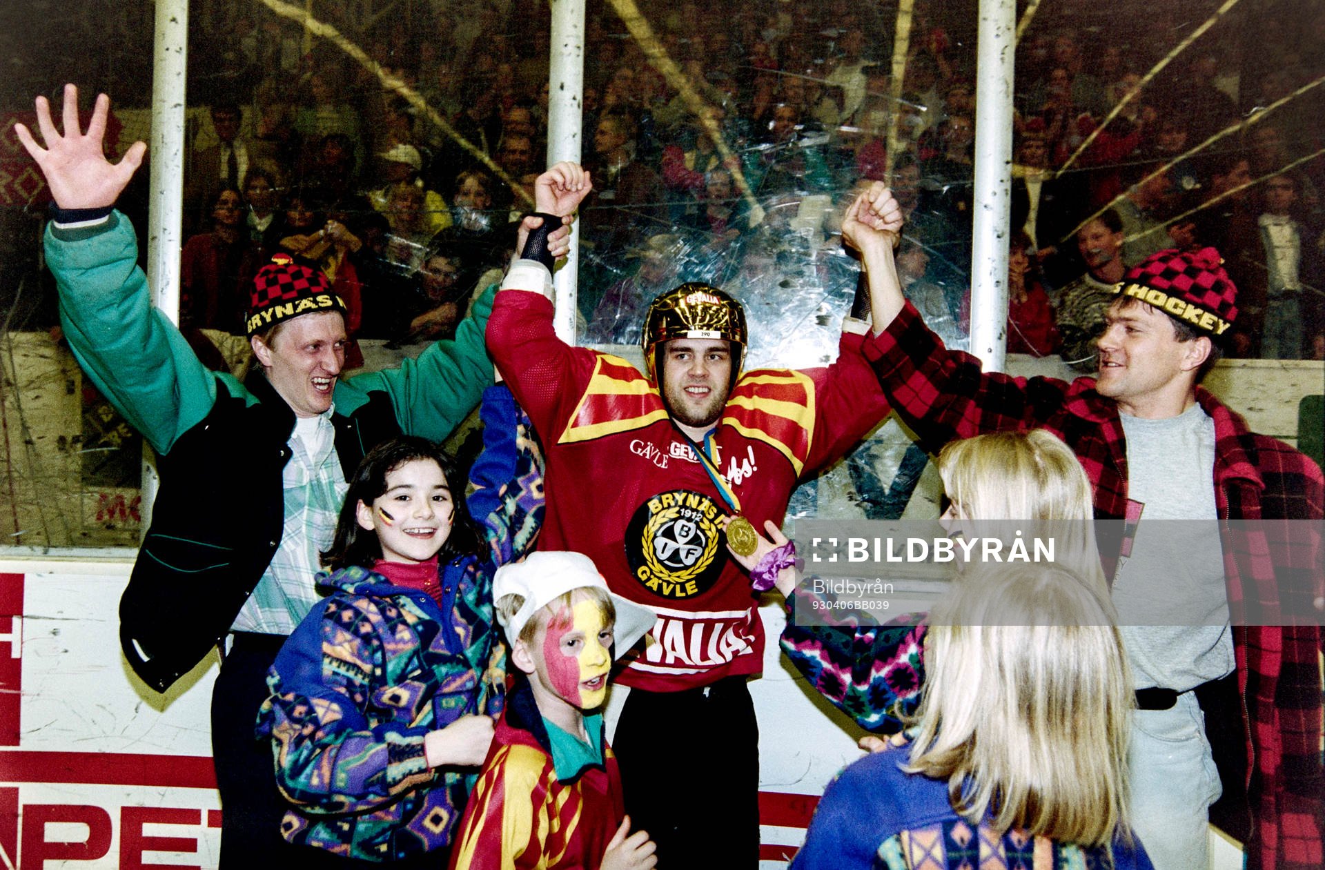 Peter Larsson Brynäs jublar med supporters
