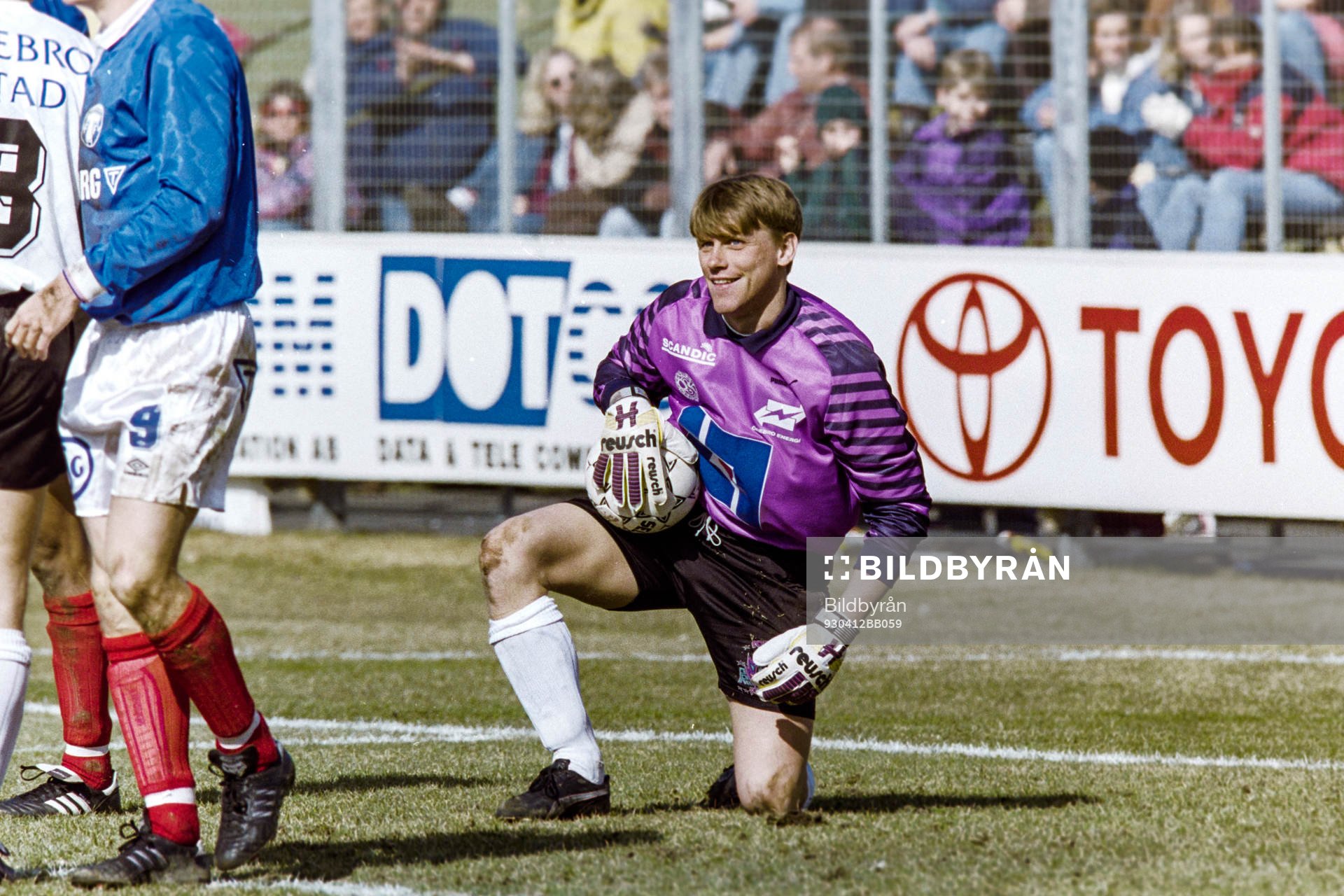 Fotboll, Allsvenskan, Örebro - Trelleborg, 1-0: Örebros målvakt Anders Karlsson med bollen i säkert förvar..