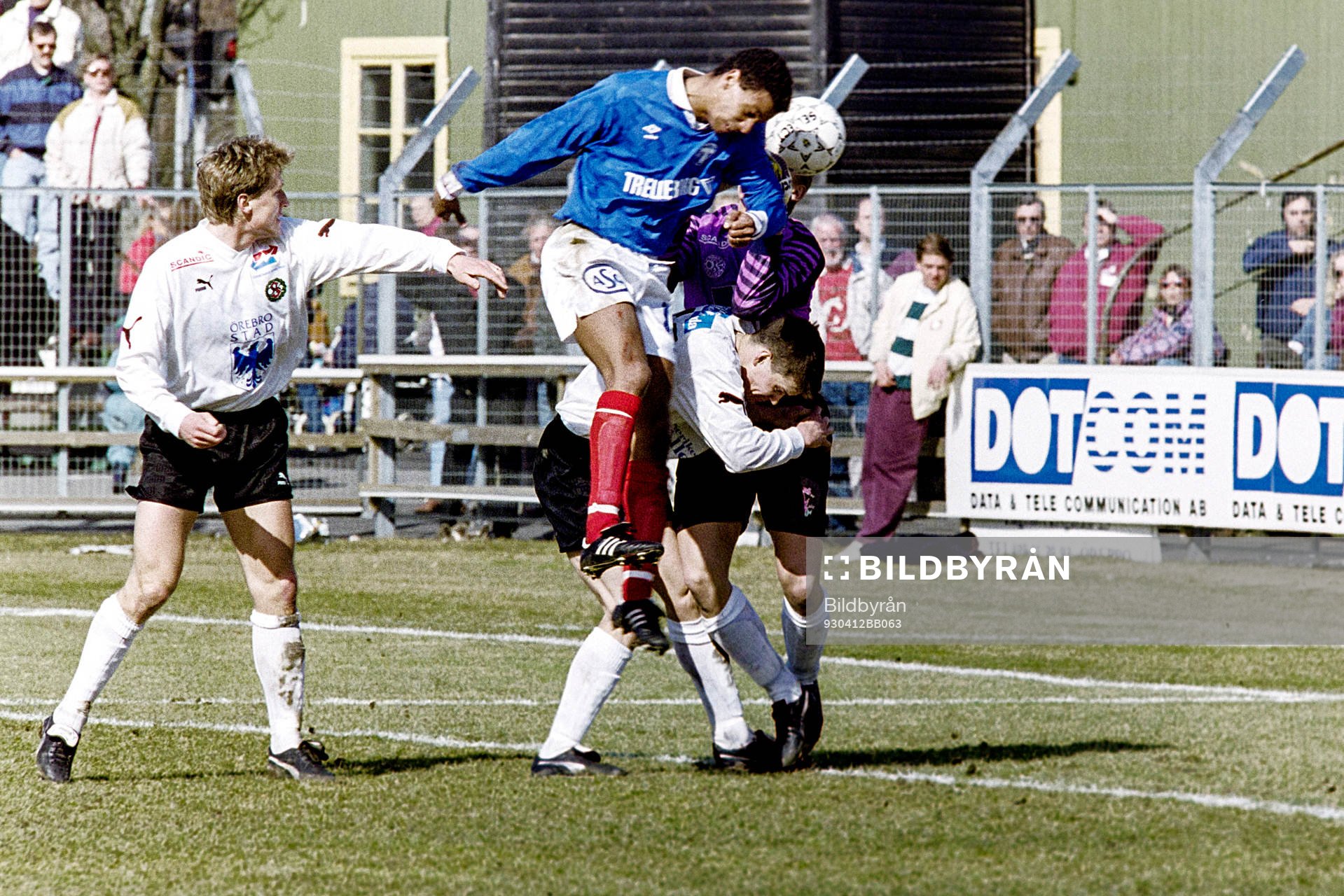 Fotboll, Allsvenskan, Örebro - Trelleborg, 1-0: Trelleborgs Issa Manglind i duell med örebros målvakt Anders Karlsson.