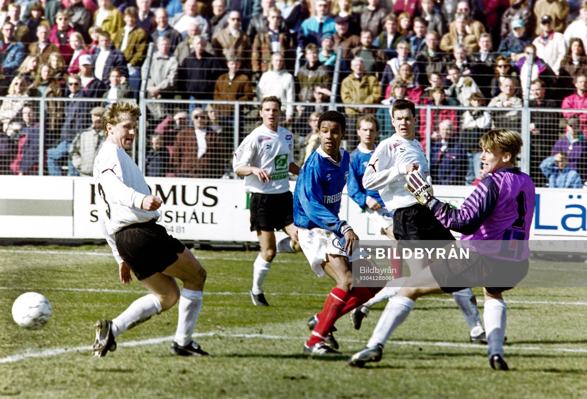 Trelleborgs Issa Manglind framför örebros målvakt Anders