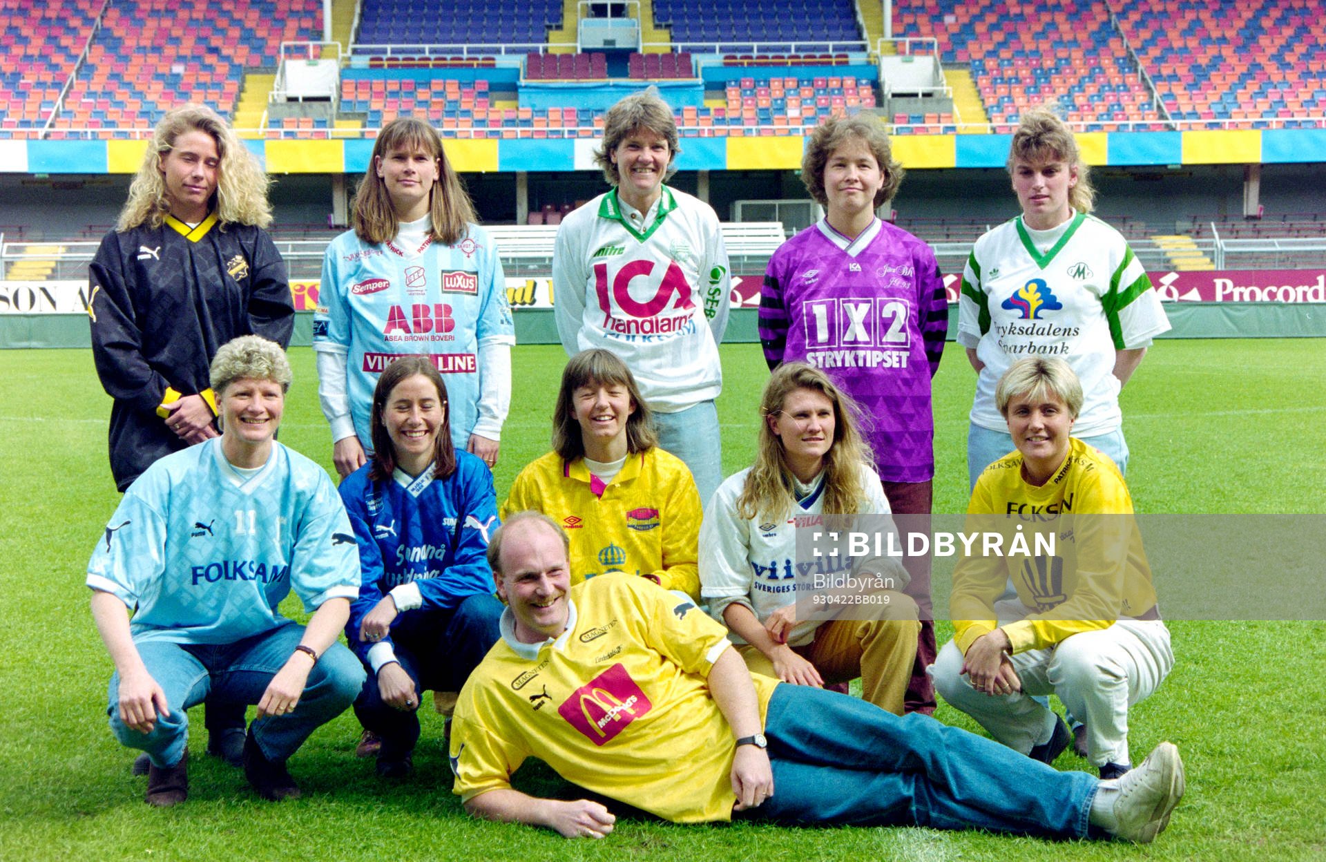 Fotboll, Damallsvenskan, Upptaktsträff: Bakre fr.v. Lena Martinsson, AIK, Åsa Jakobsson, Gideonsberg, Pia Sundhage, Hammarby, Åsa Lindqvist, Jitex och Carina Adolfsson, Mallbacken. Främre fr.v. Elisabeth Leidinge, Malmö, Cecilia Öhman, Sunnanå, Veronica Holmberg, Tyresö, Ulrika Kalte, Älvsjö och Ulrika Kristoffersson, Öxabäck. Liggande Thomas Gustafsson, tränare i Lindsdal.