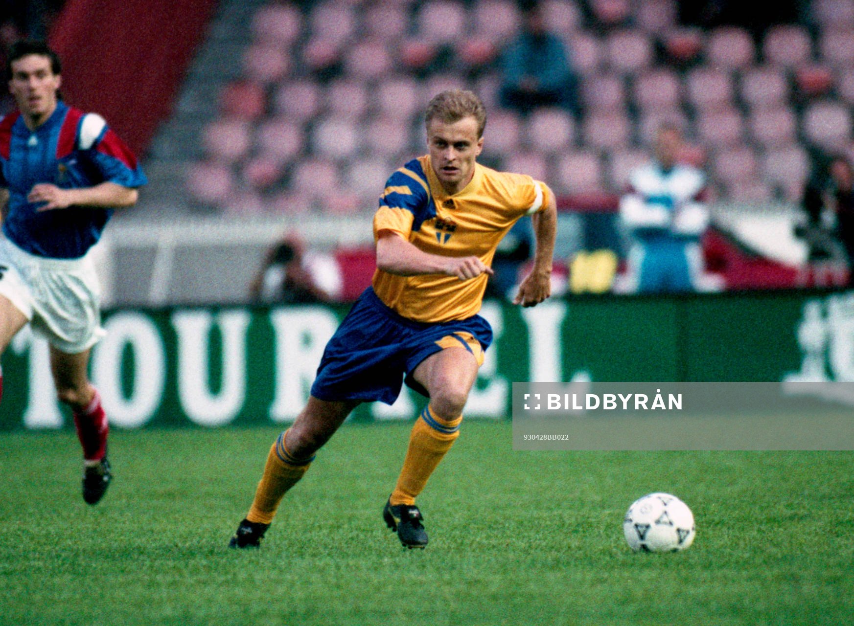 Jonas Thern ensam med bollen