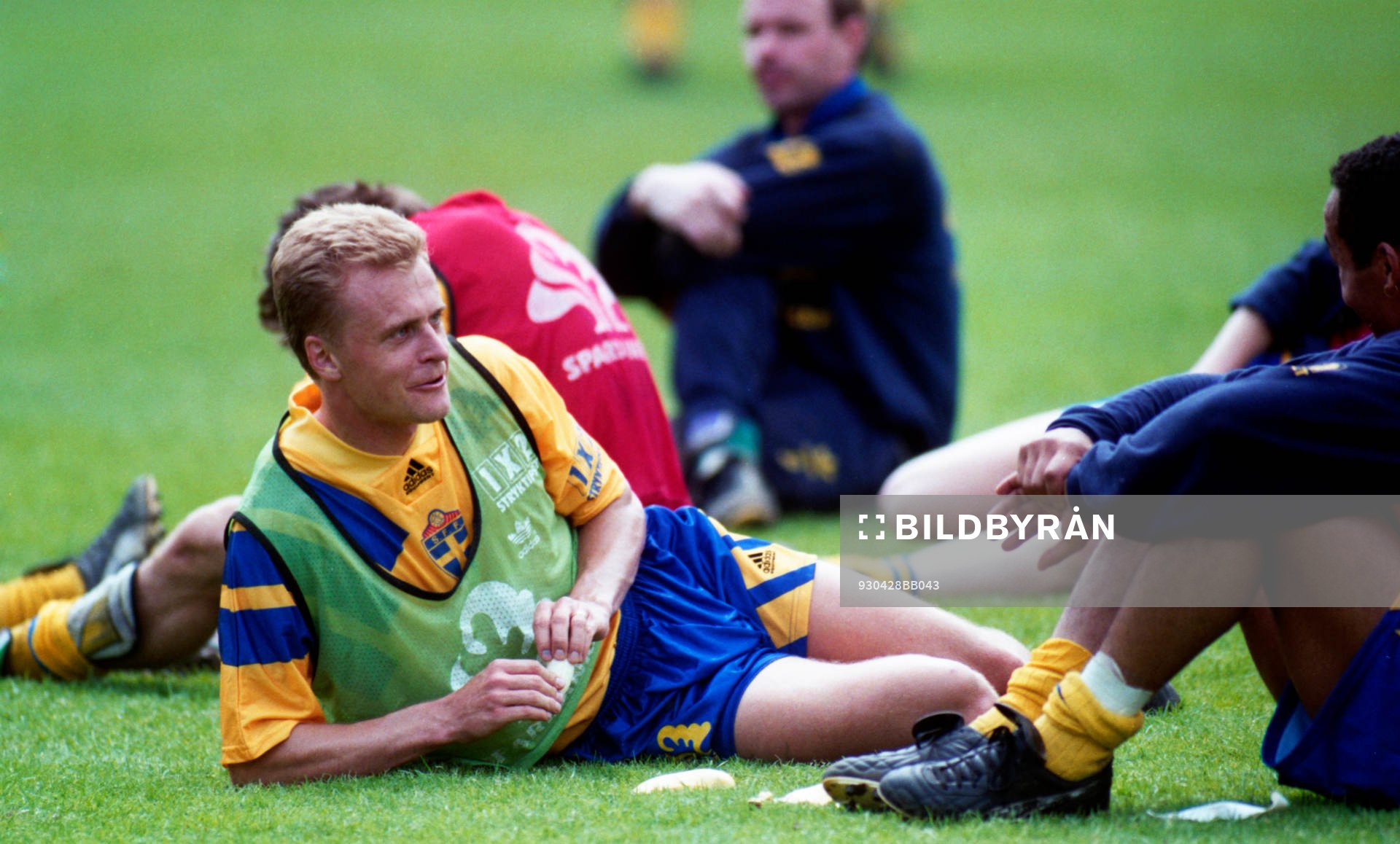 Jonas Thern kopplar av i gräset