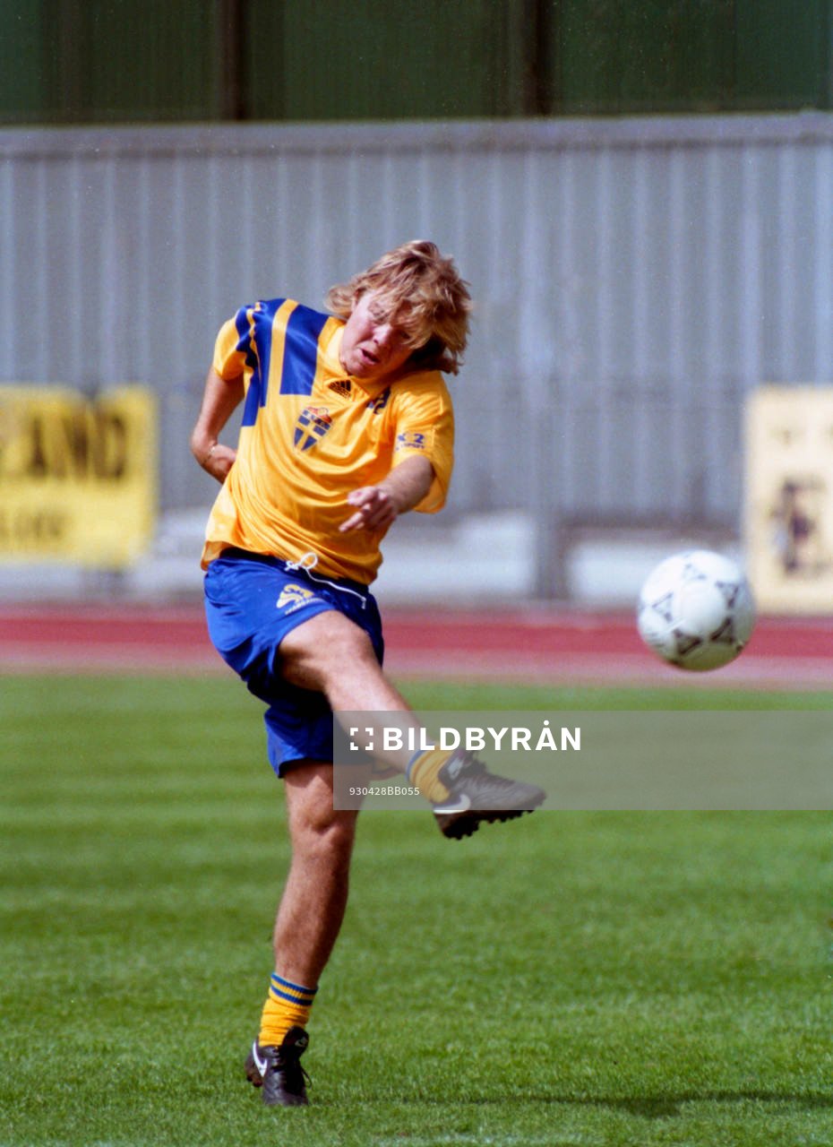 Tomas Brolin skjuter