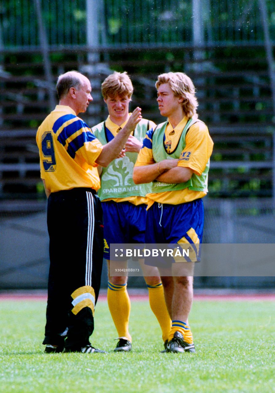 Tommy Svensson, förbundskapten instruerar Stefan Schwarz