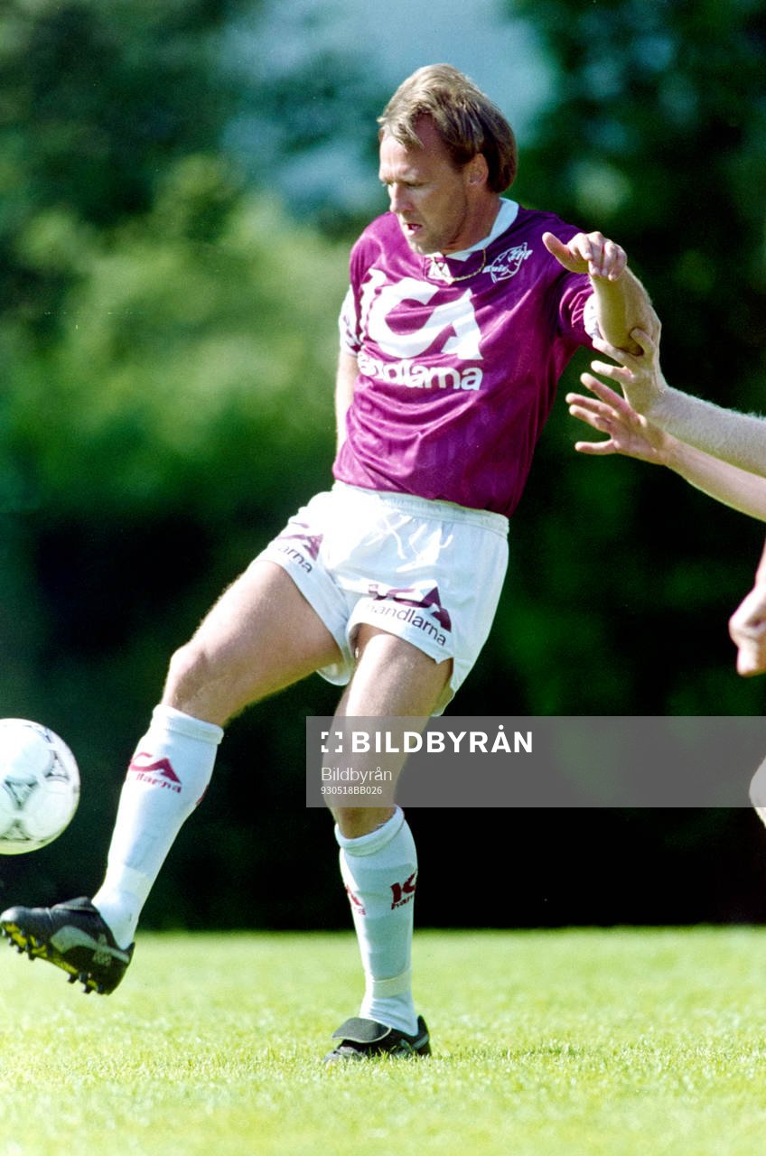 Dan Corneliusson, Qviding med bollen