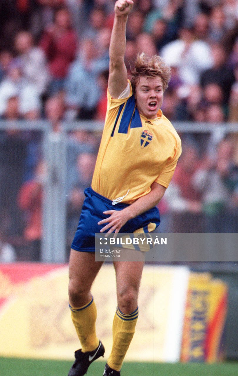  Tomas Brolin jublar efter mål.