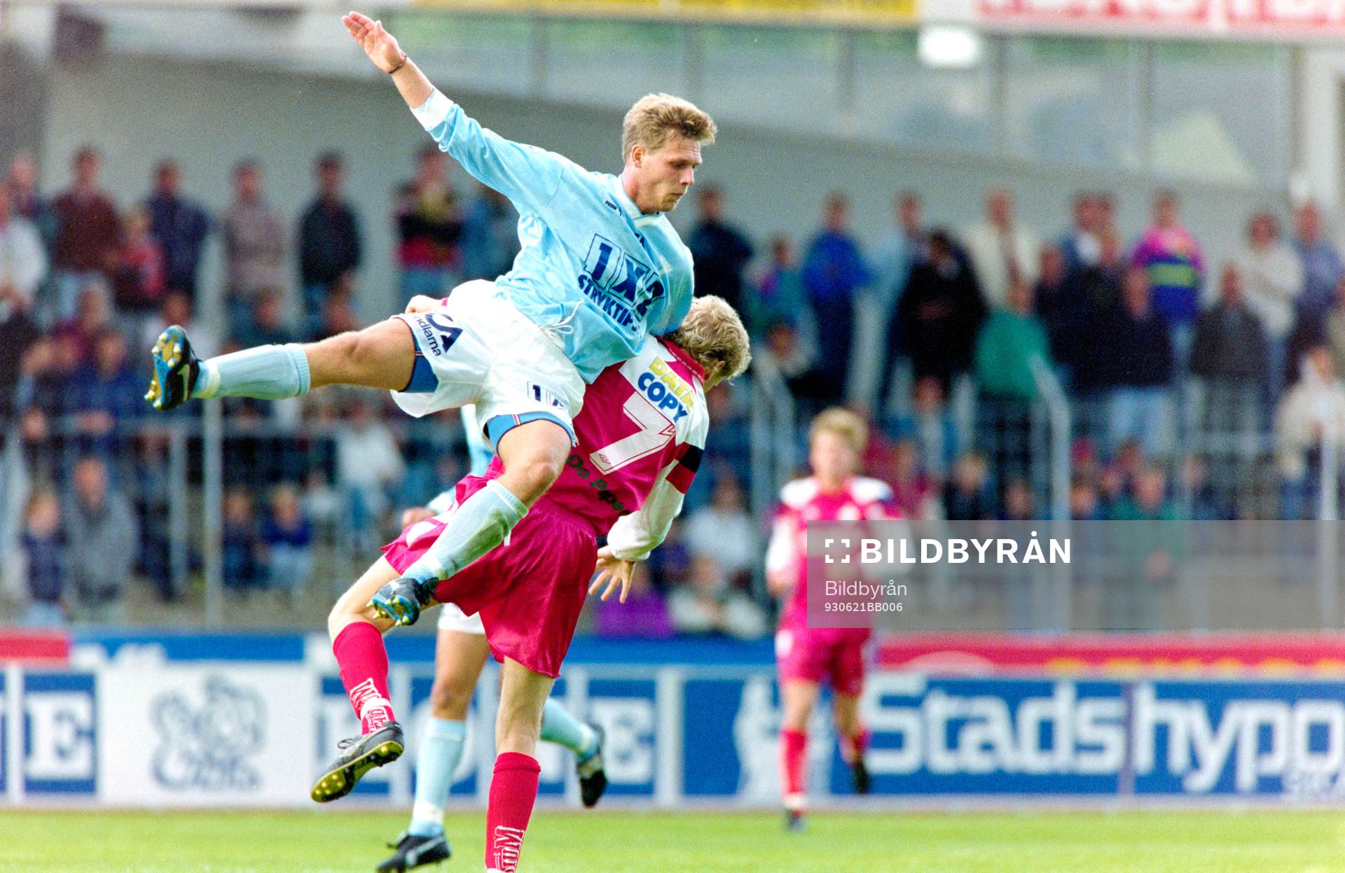 Niclas Nylén, Malmö i en luftduell med Patrik Andersson,