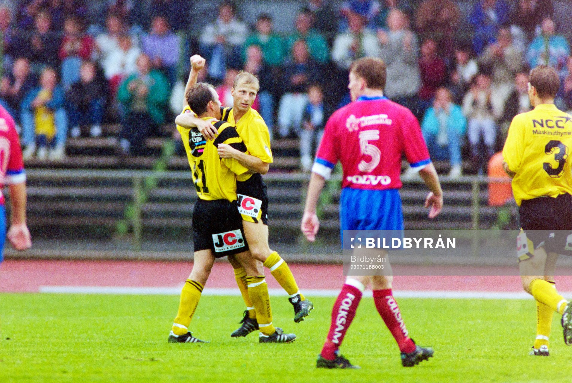 Fotboll Div 1 Södra, IFK Hässleholm - Gunnilse, 3-1: Miguel Toré och Christer Andersson, Hässleholm jublar efter mål.