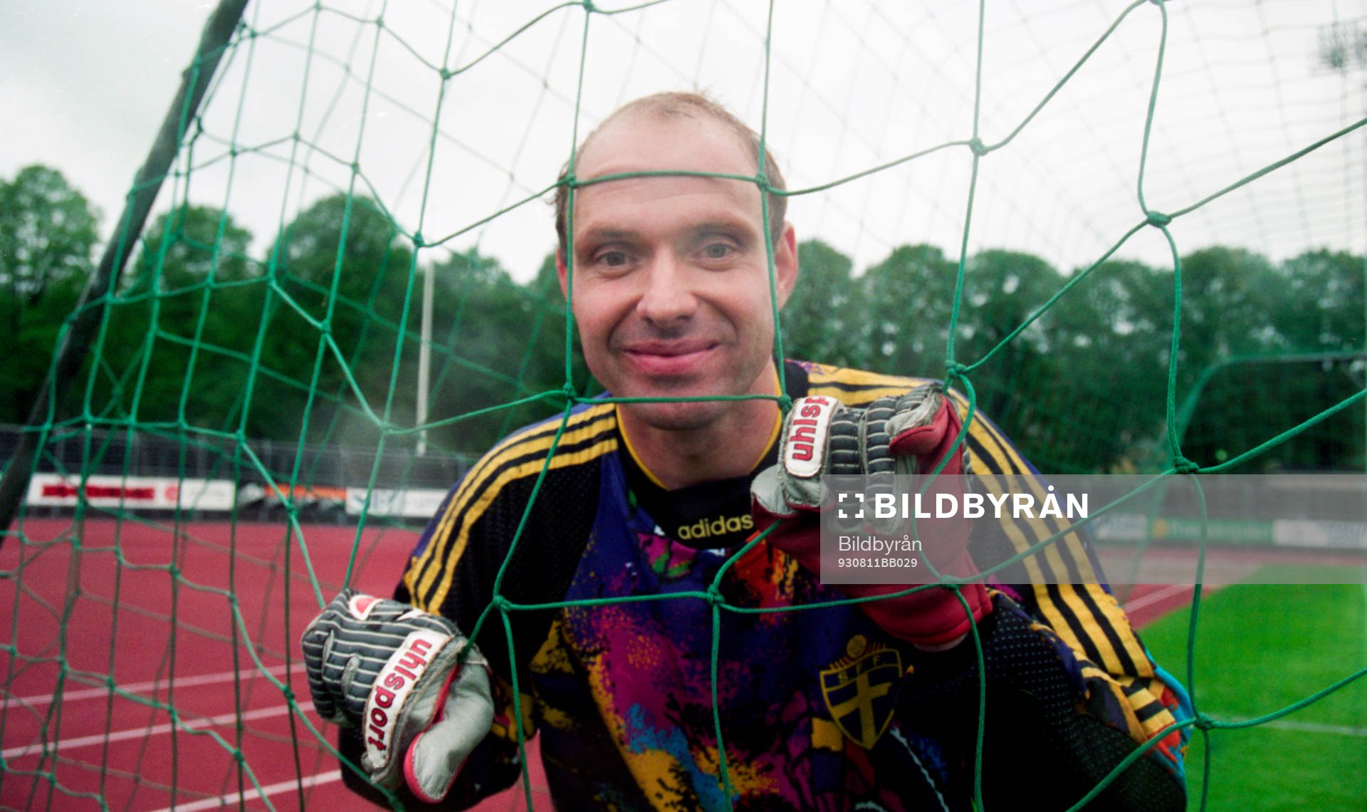 Thomas Ravelli, målvakt leker tittut
