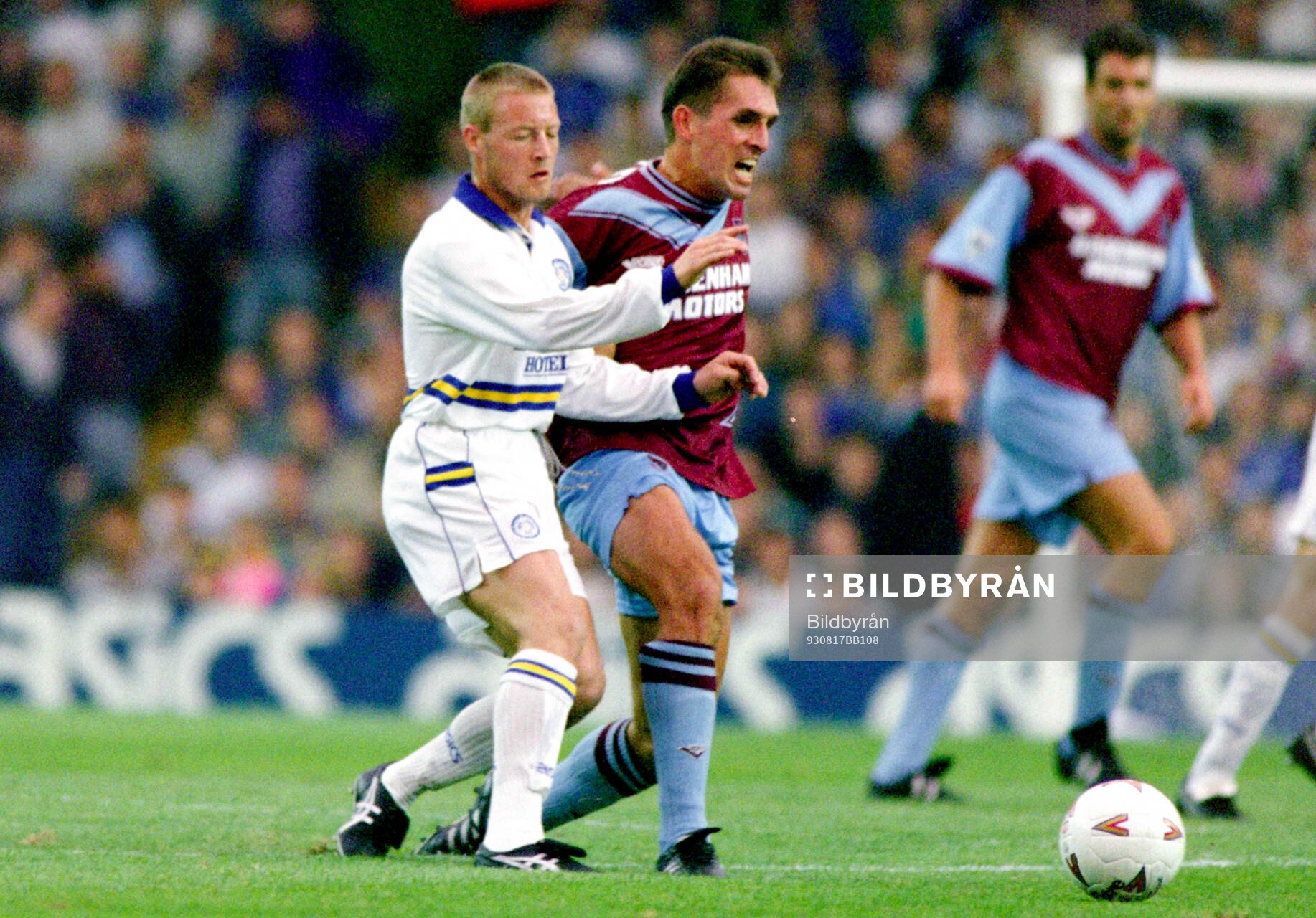 David Batty of Leeds against Martin Allen of West Ham