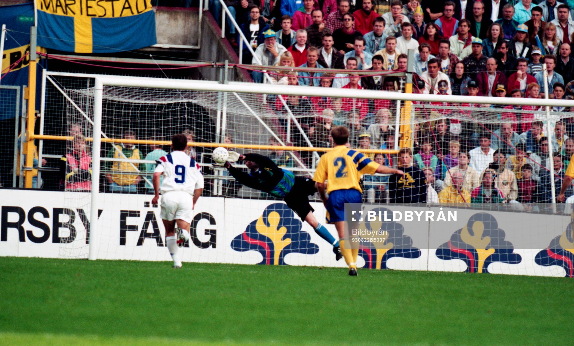 Thomas Ravelli räddar bollen