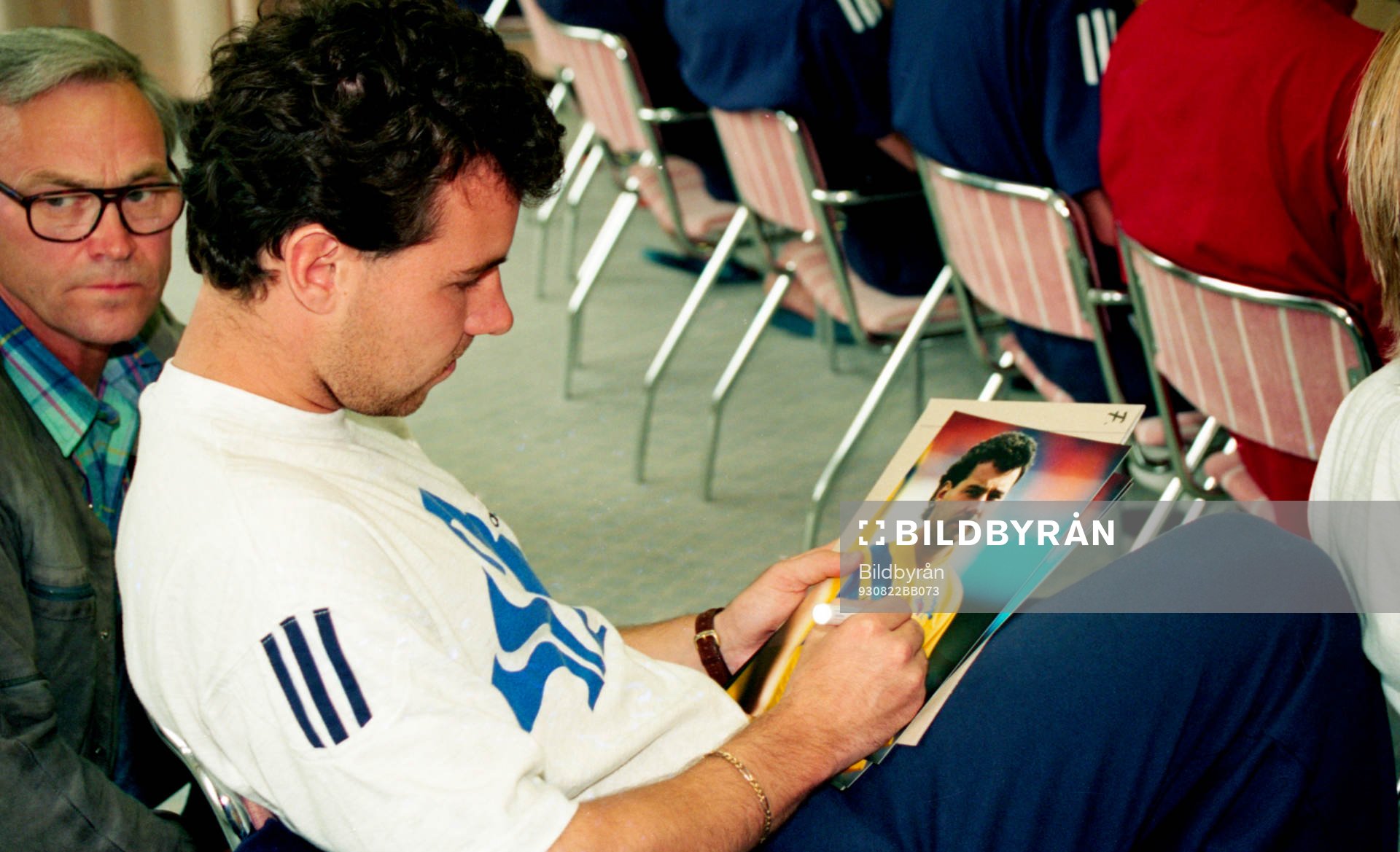 Stefan Rehn signerar foto