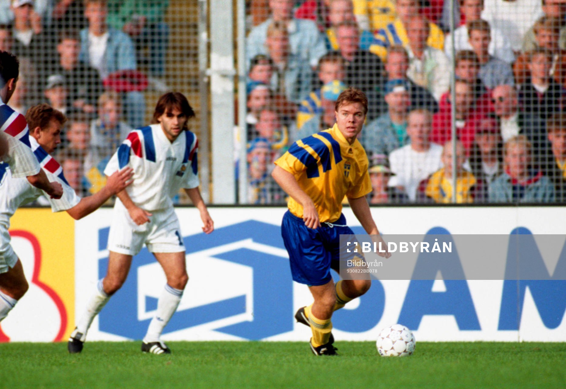 Tomas Brolin med bollen