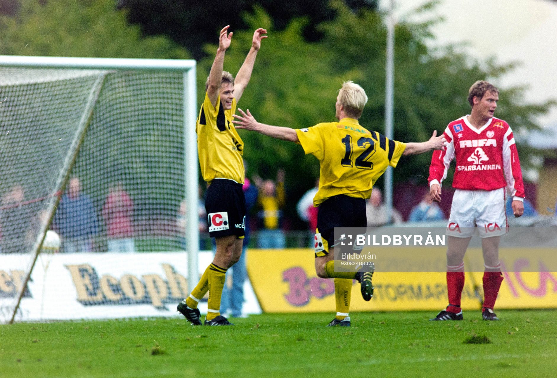 Fotboll, Div 1 Södra, IFK Hässleholm - Kalmar FF, 4-1: Percy Olsson gratulerar Per Nilsson, Hässleholm efter ett av hans två mål.
