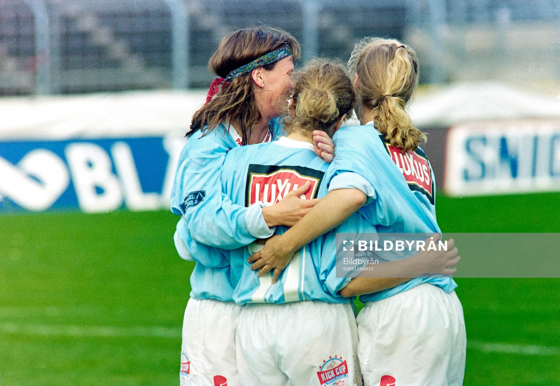 Fotboll, Damer, Folksam Cup, Final, Älvsjö - Gideonsberg, 1-4: Helen Nilsson, Gideonsberg kramas om efter sitt mål.