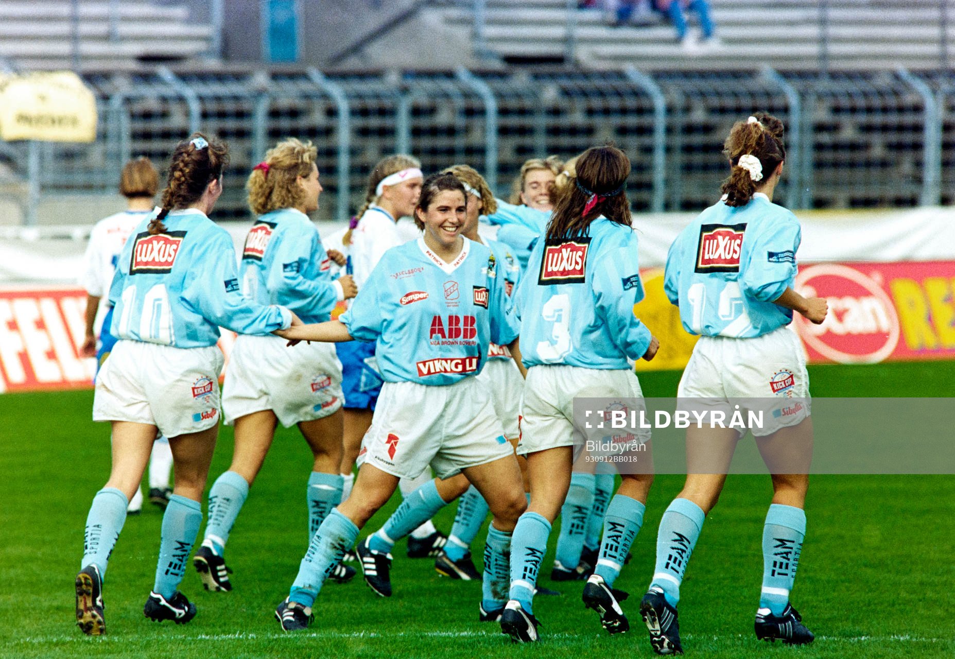 Fotboll, Damer, Folksam Cup, Final, Älvsjö - Gideonsberg, 1-4: Susanne Hedberg jublar tillsammans med lagkamraterna efter mål.