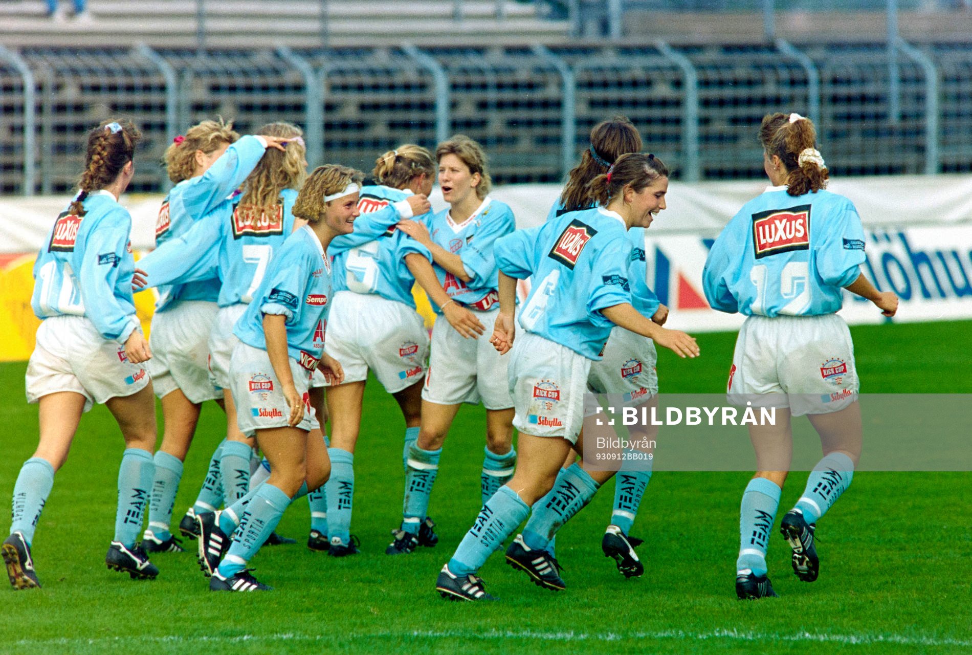 Fotboll, Damer, Folksam Cup, Final, Älvsjö - Gideonsberg, 1-4: Pärnilla Larsson, Anette Sjölind, Marie Kolbert, Susanne Hedberg och Sussie Bergström, Gideonsberg jublar efter mål.