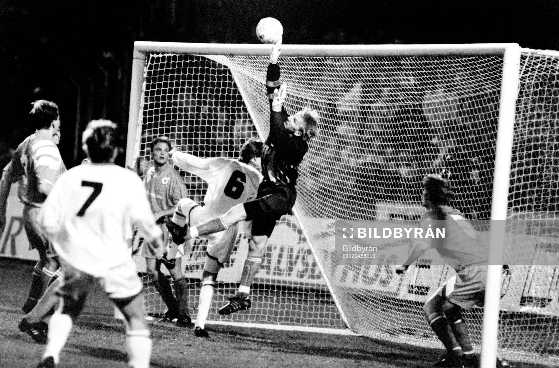 Fotboll, Cupvinnarcupen, Degerfors - Parma, 1-3: Georges Grün, Parma uppvaktar degerfors målvakt Mats Johansson.