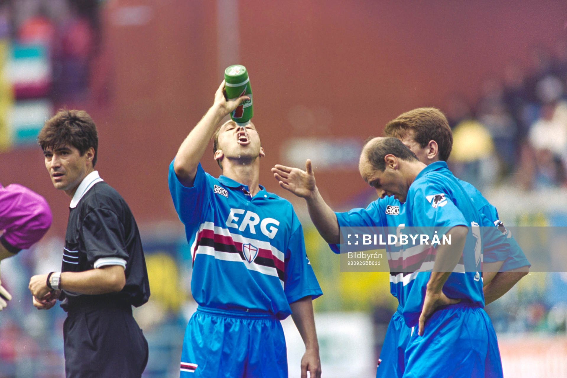  David Platt, Sampdoria tar en vattenpaus.