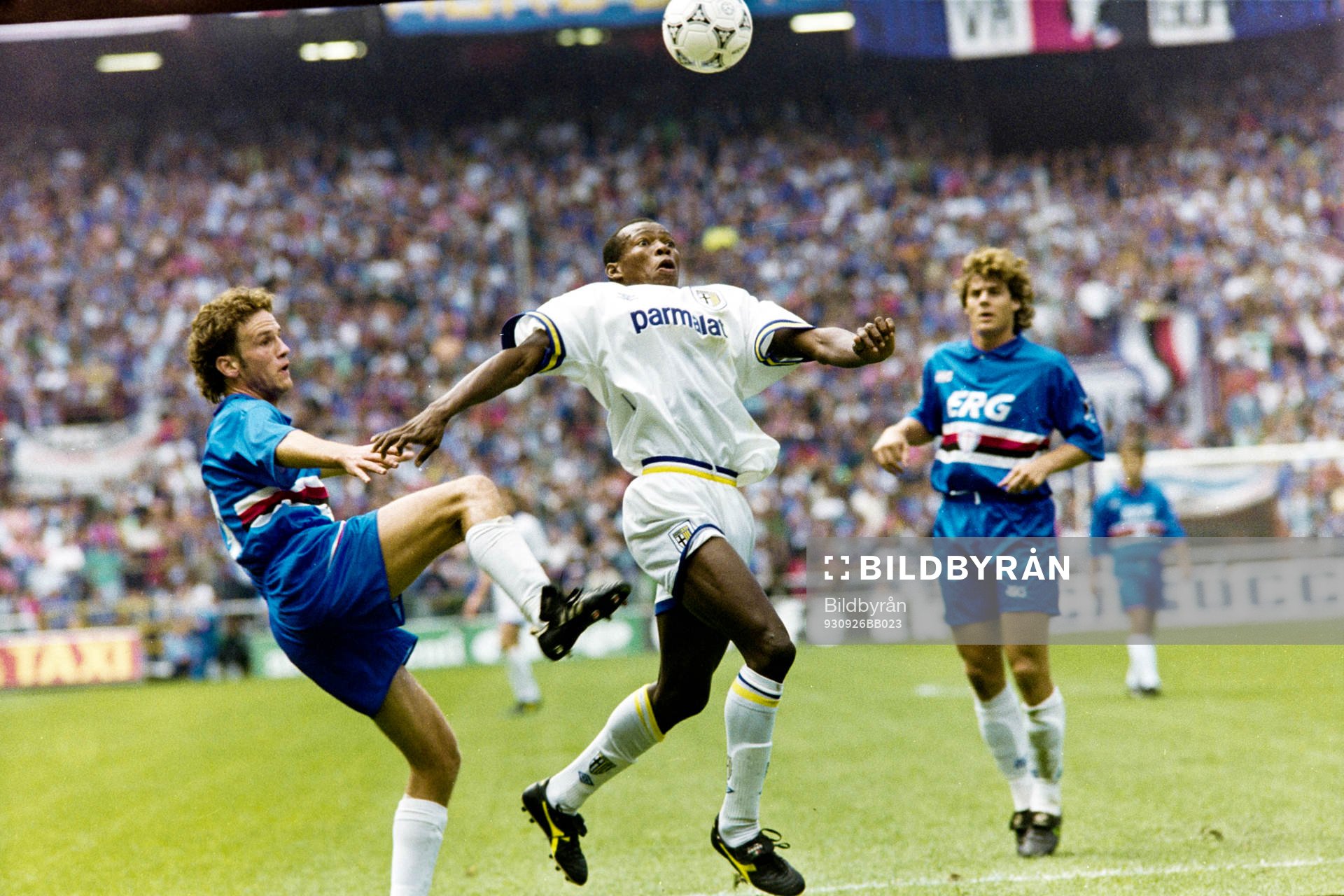  Faustino Asprilla, Parma i kamp om bollen.