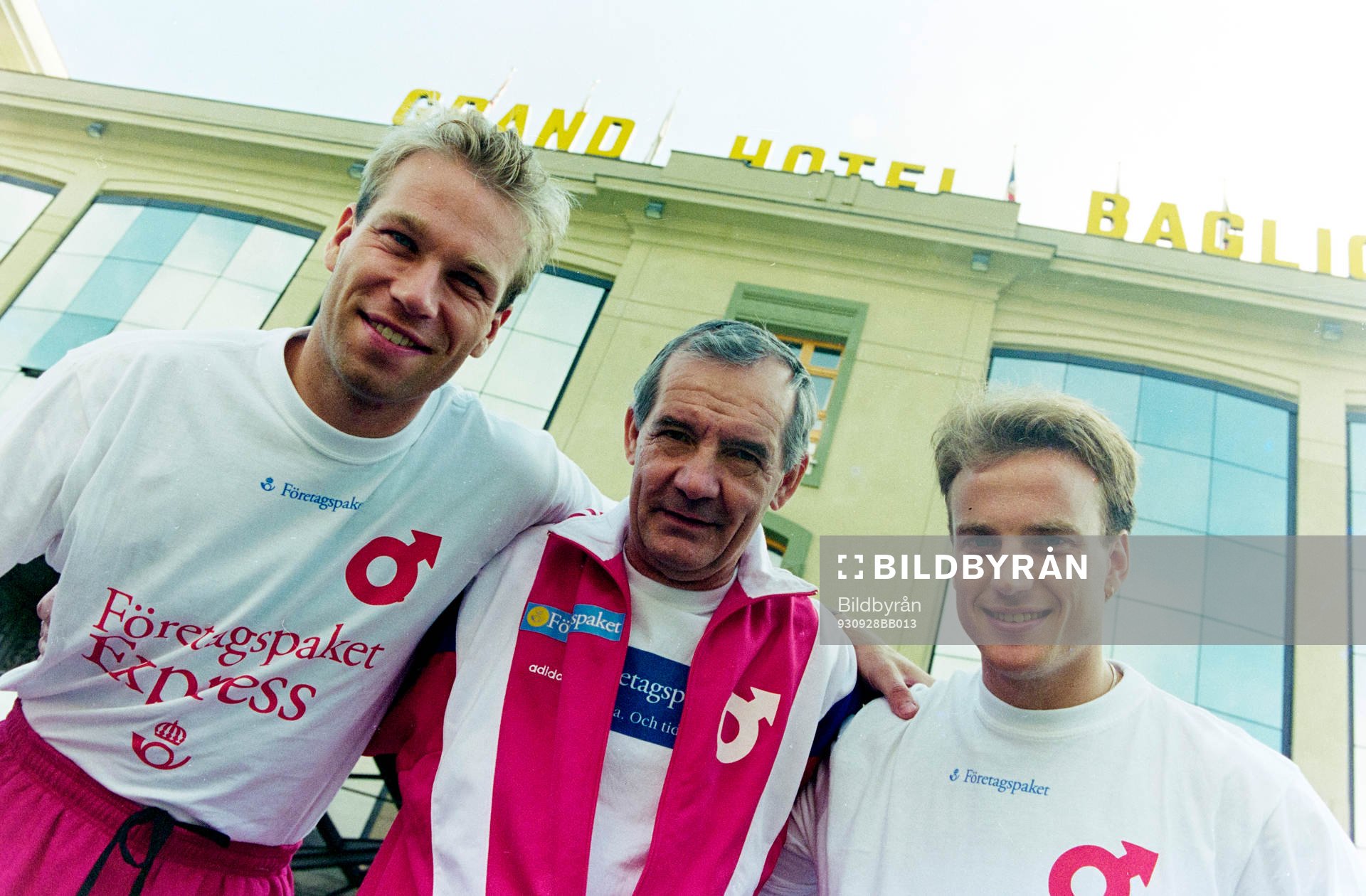 Fotboll, Cupvinnarcupen, Parma - Degerfors, 2-0: Dan Fröberg, Tord Grip, tränare och Henrik Berger, Degerfors utanför hotellet.