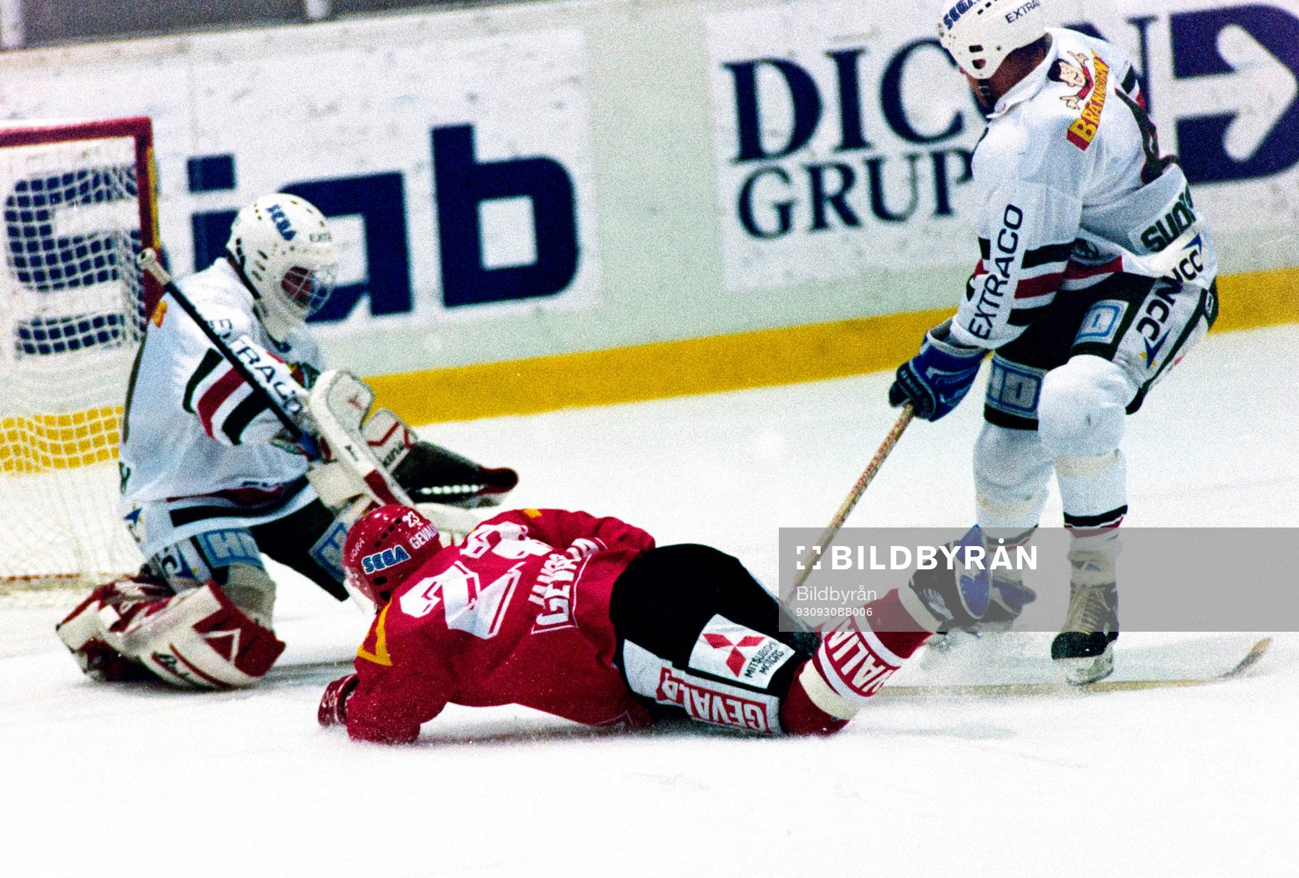 Brynäs Branislav Janos på magen framför rögles målvakt