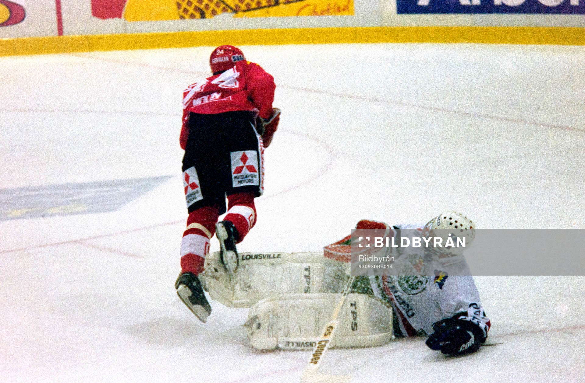 Rögles målvakt Kenneth Johansson bjuder brynäs Ove Molin